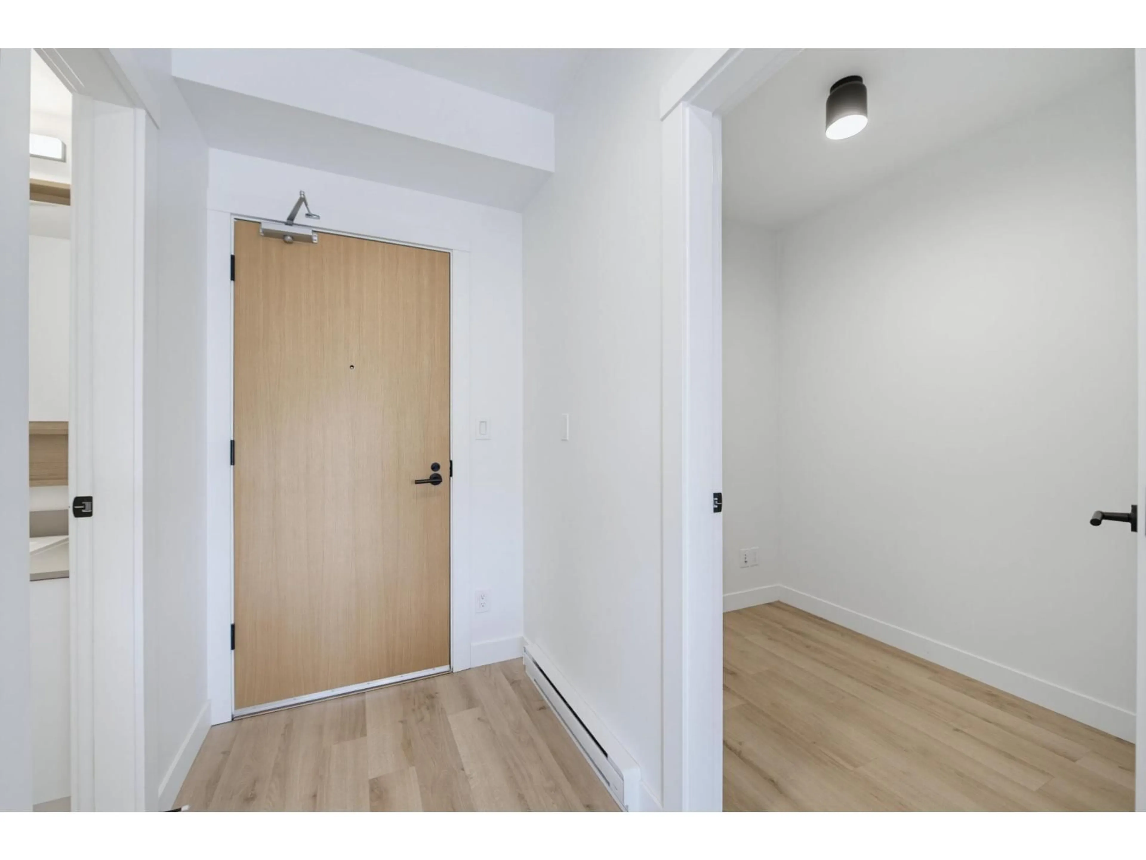 Indoor entryway for 323 - 2493 MONTROSE AVENUE, Abbotsford British Columbia V2S3T2