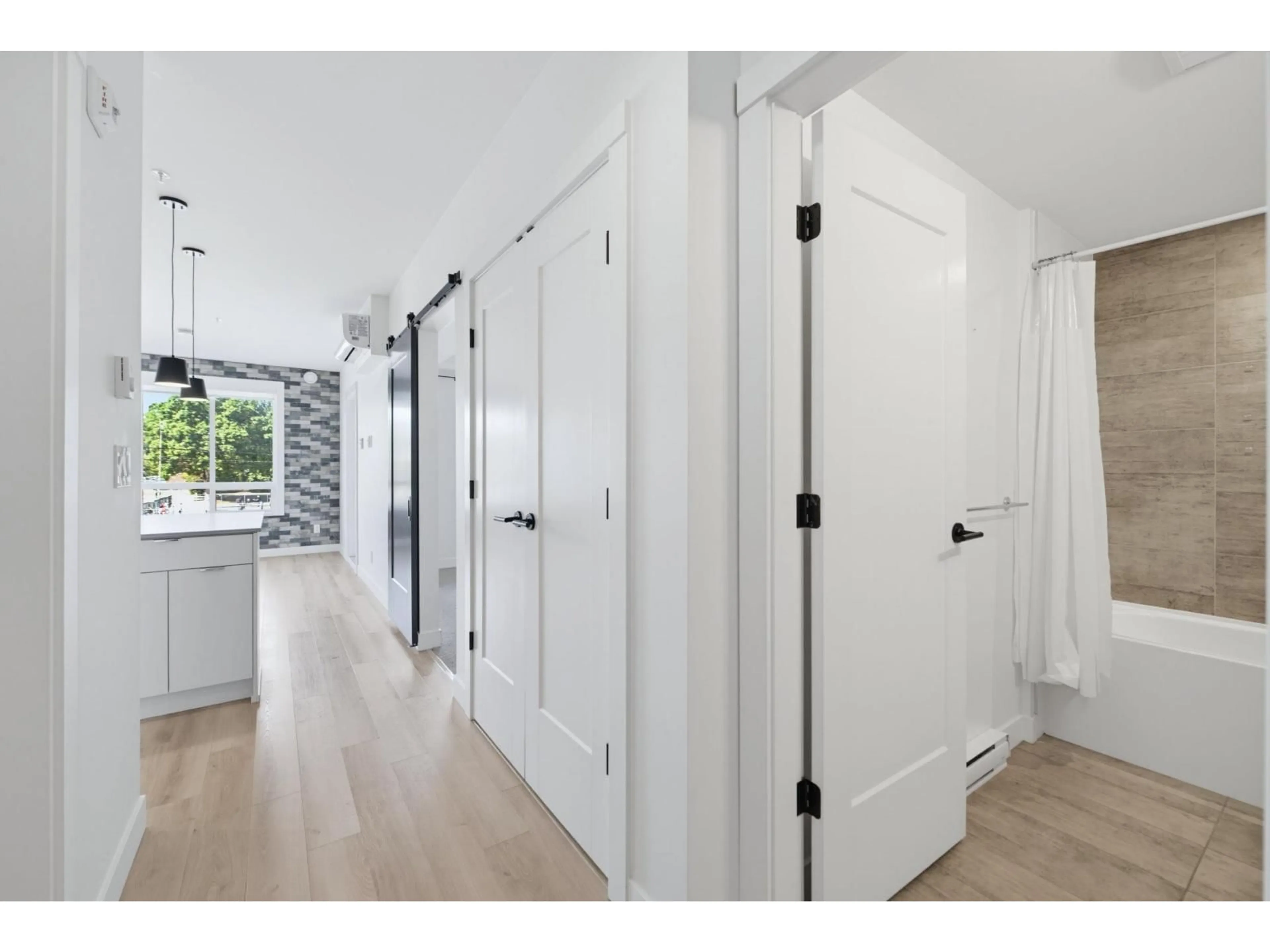 Indoor entryway for 323 - 2493 MONTROSE AVENUE, Abbotsford British Columbia V2S3T2