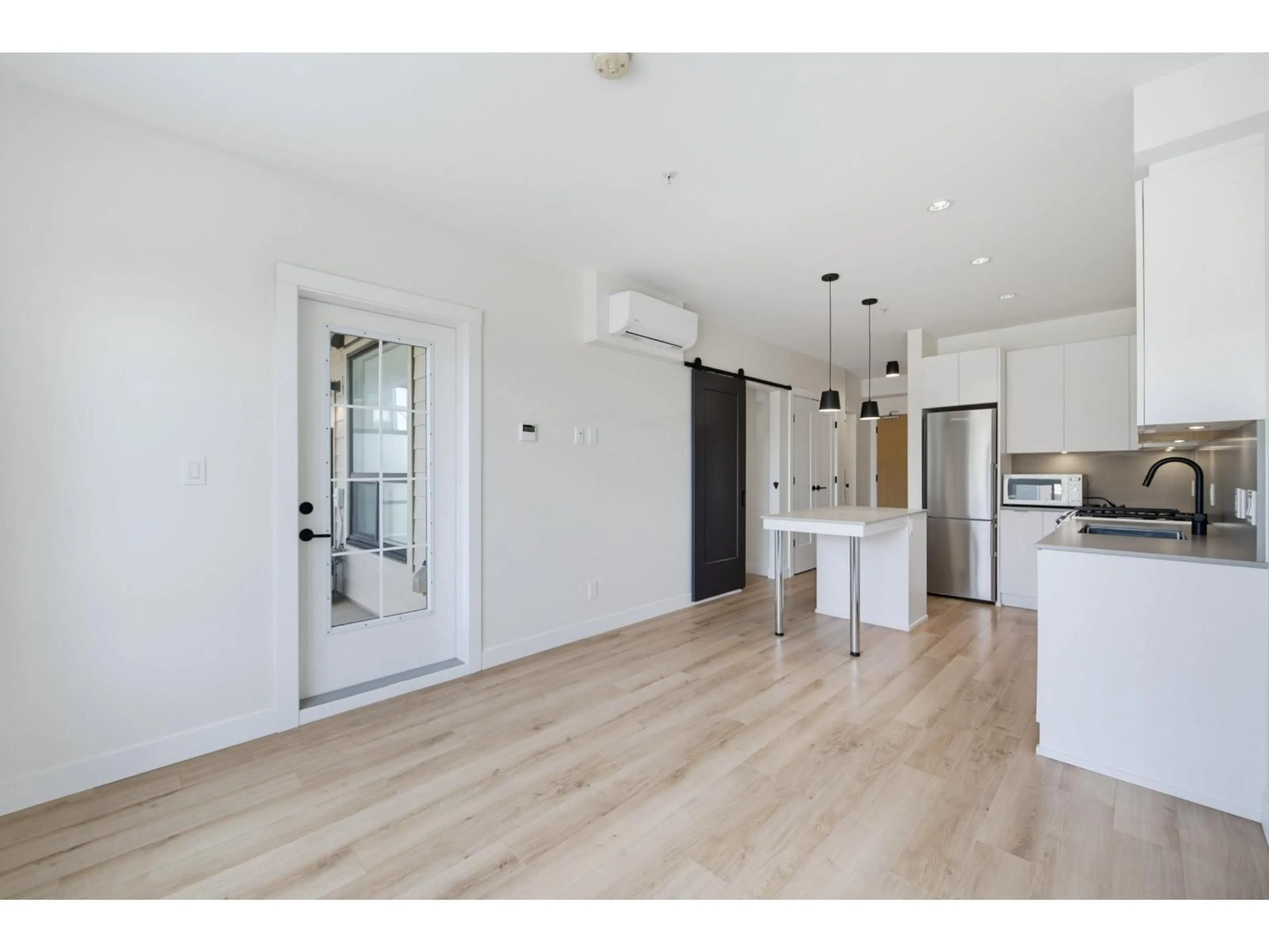 Open concept kitchen, wood/laminate floor for 323 - 2493 MONTROSE AVENUE, Abbotsford British Columbia V2S3T2