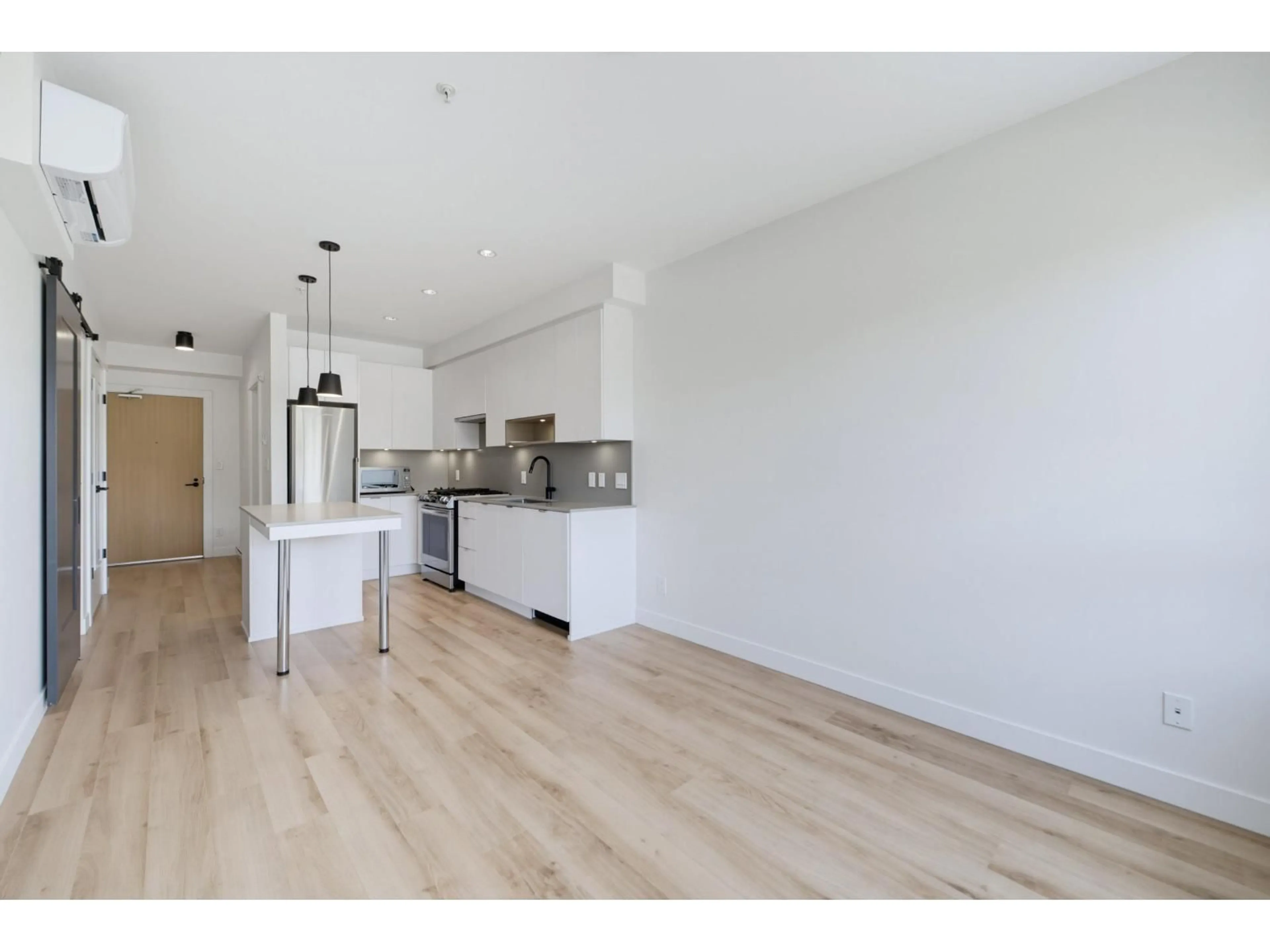 Open concept kitchen, wood/laminate floor for 323 - 2493 MONTROSE AVENUE, Abbotsford British Columbia V2S3T2