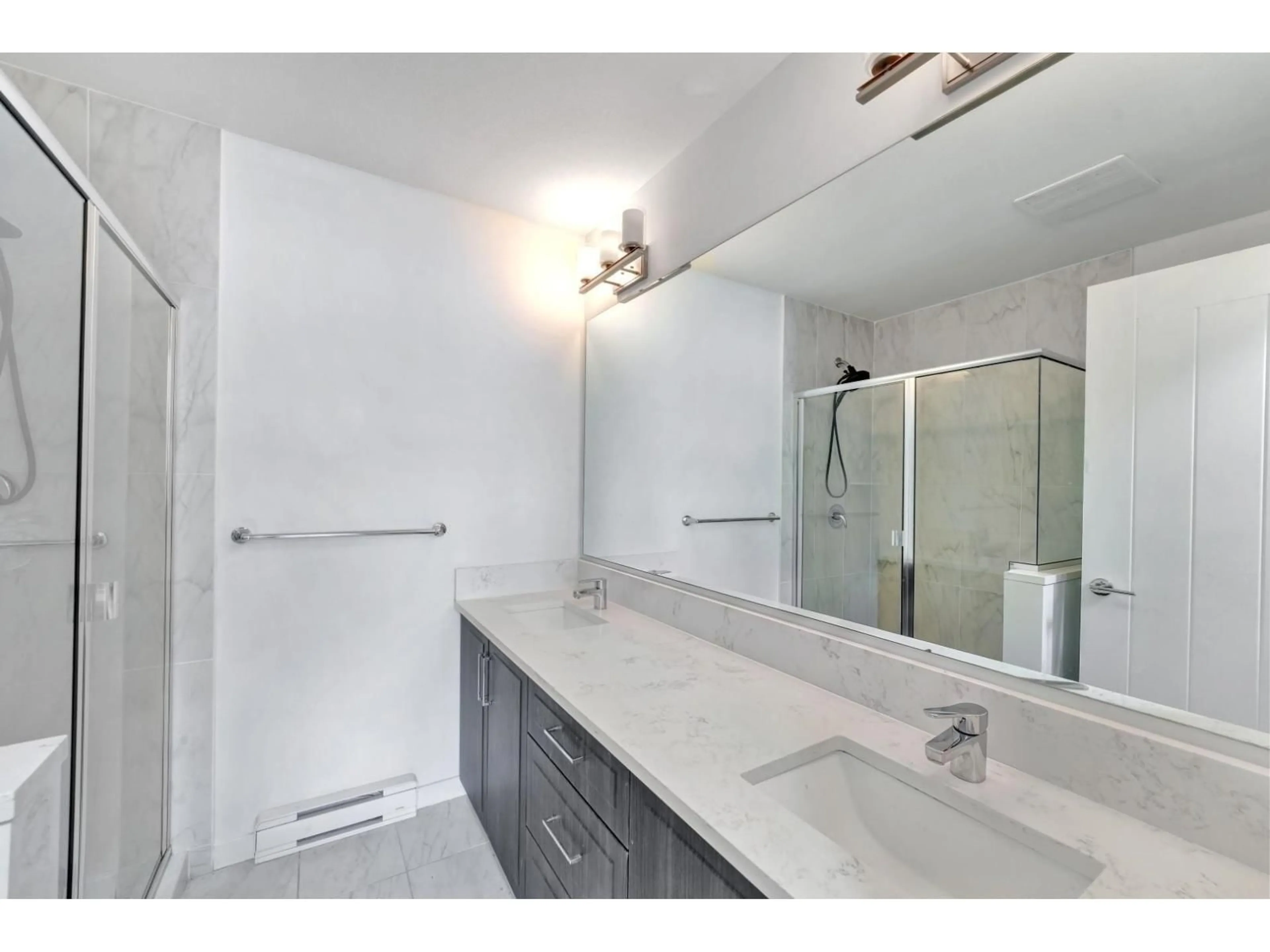 Standard bathroom, ceramic/tile floor for 49 - 14555 68 AVENUE, Surrey British Columbia V3S2A8