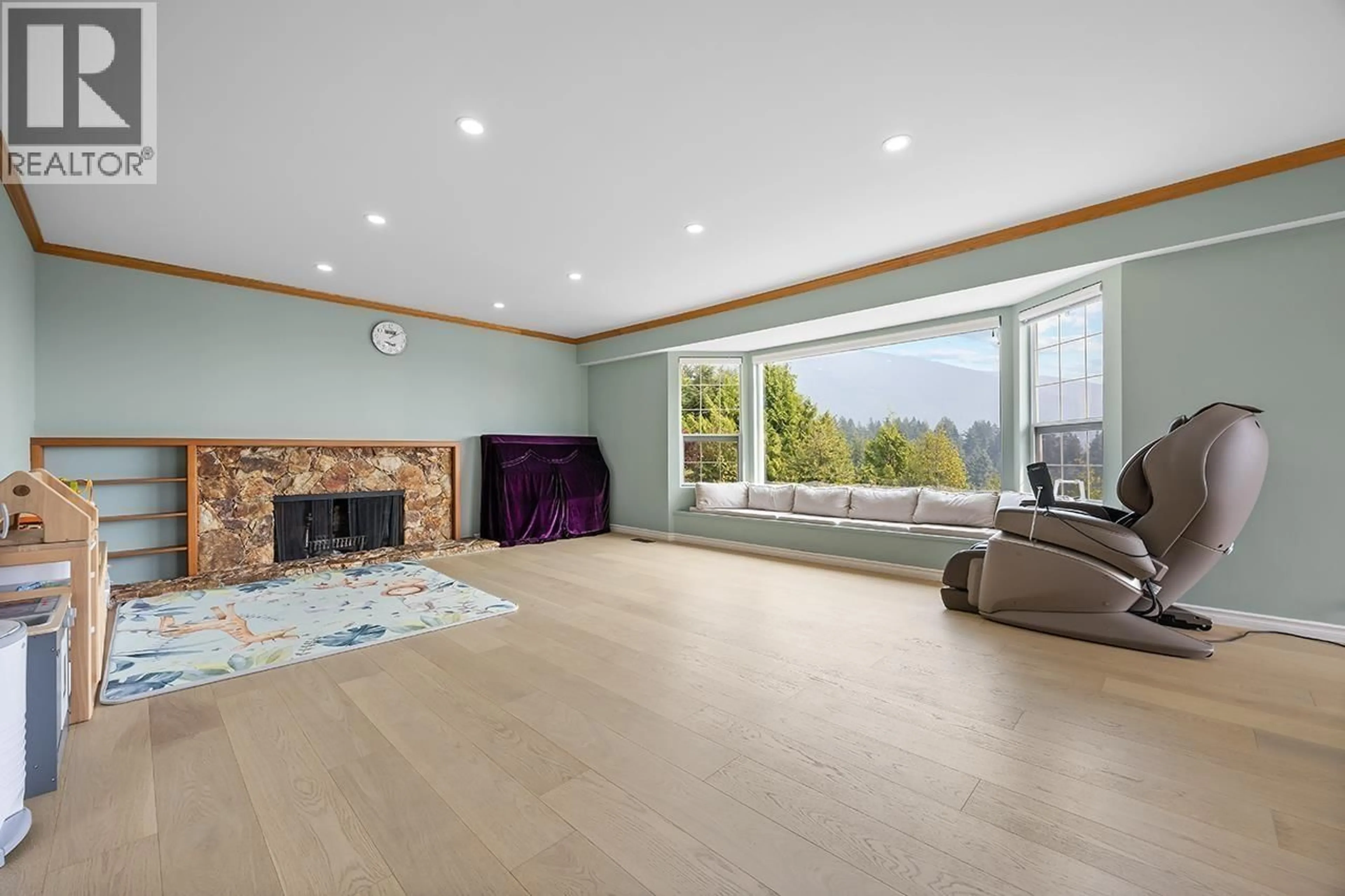 Living room with furniture, wood/laminate floor for 96 BONNYMUIR DRIVE, West Vancouver British Columbia V7S1L2