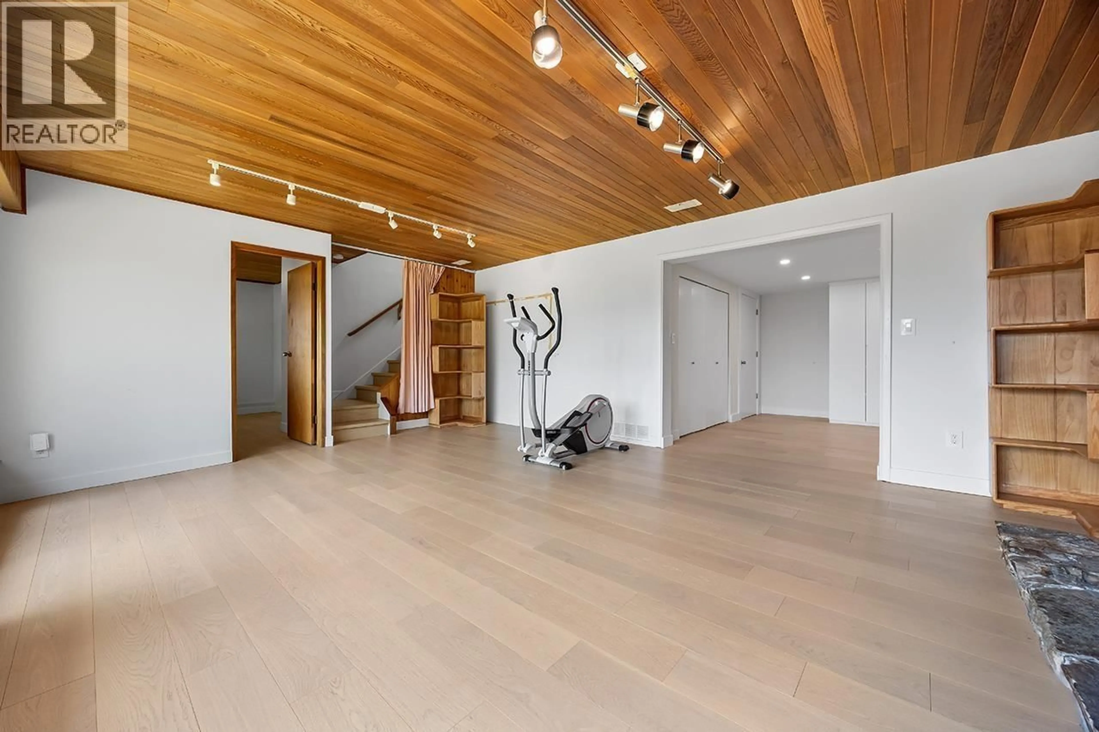 Indoor foyer for 96 BONNYMUIR DRIVE, West Vancouver British Columbia V7S1L2