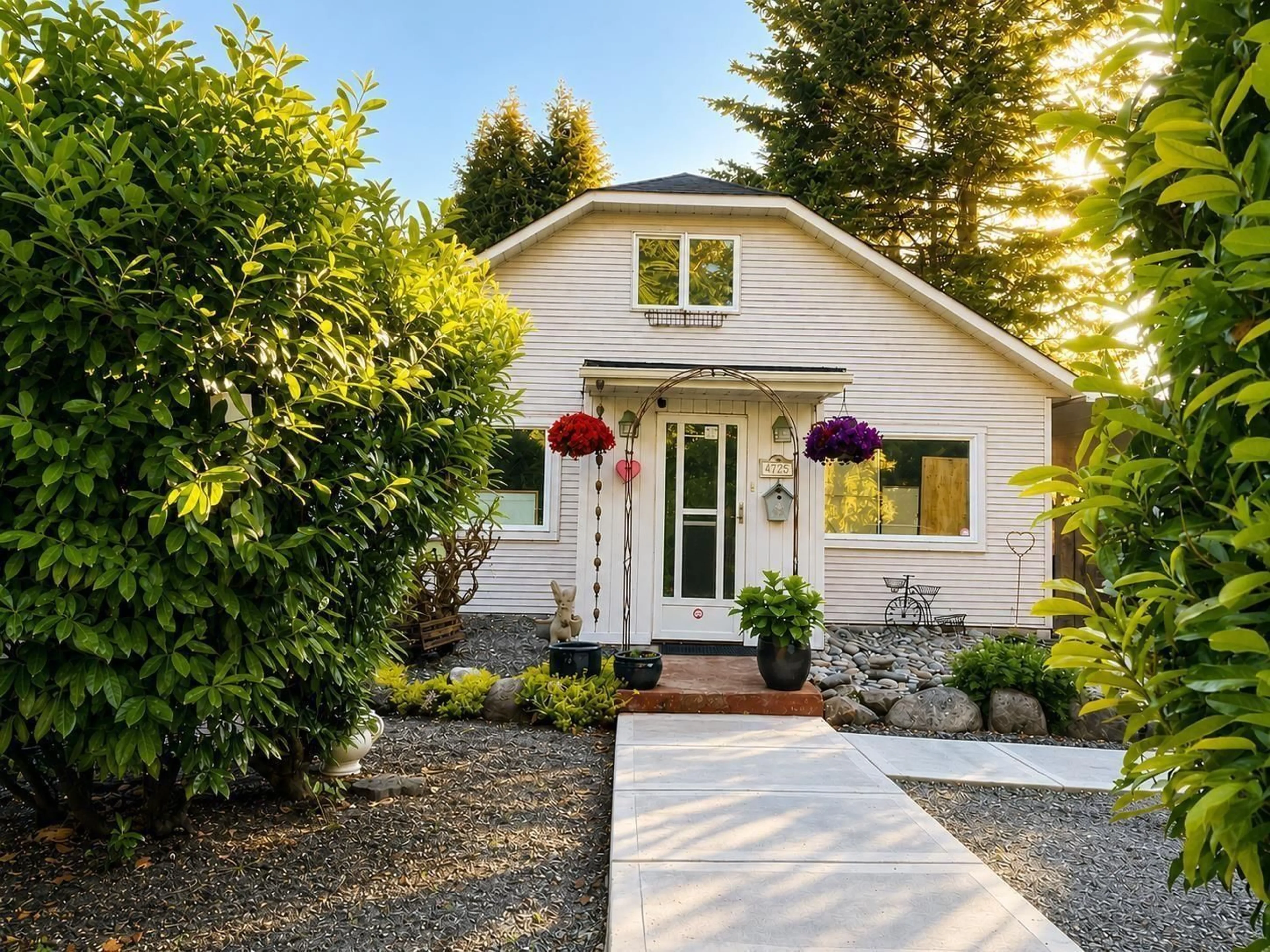 Home with vinyl exterior material, street for 2725 GORDON AVENUE, Surrey British Columbia V4A3J2
