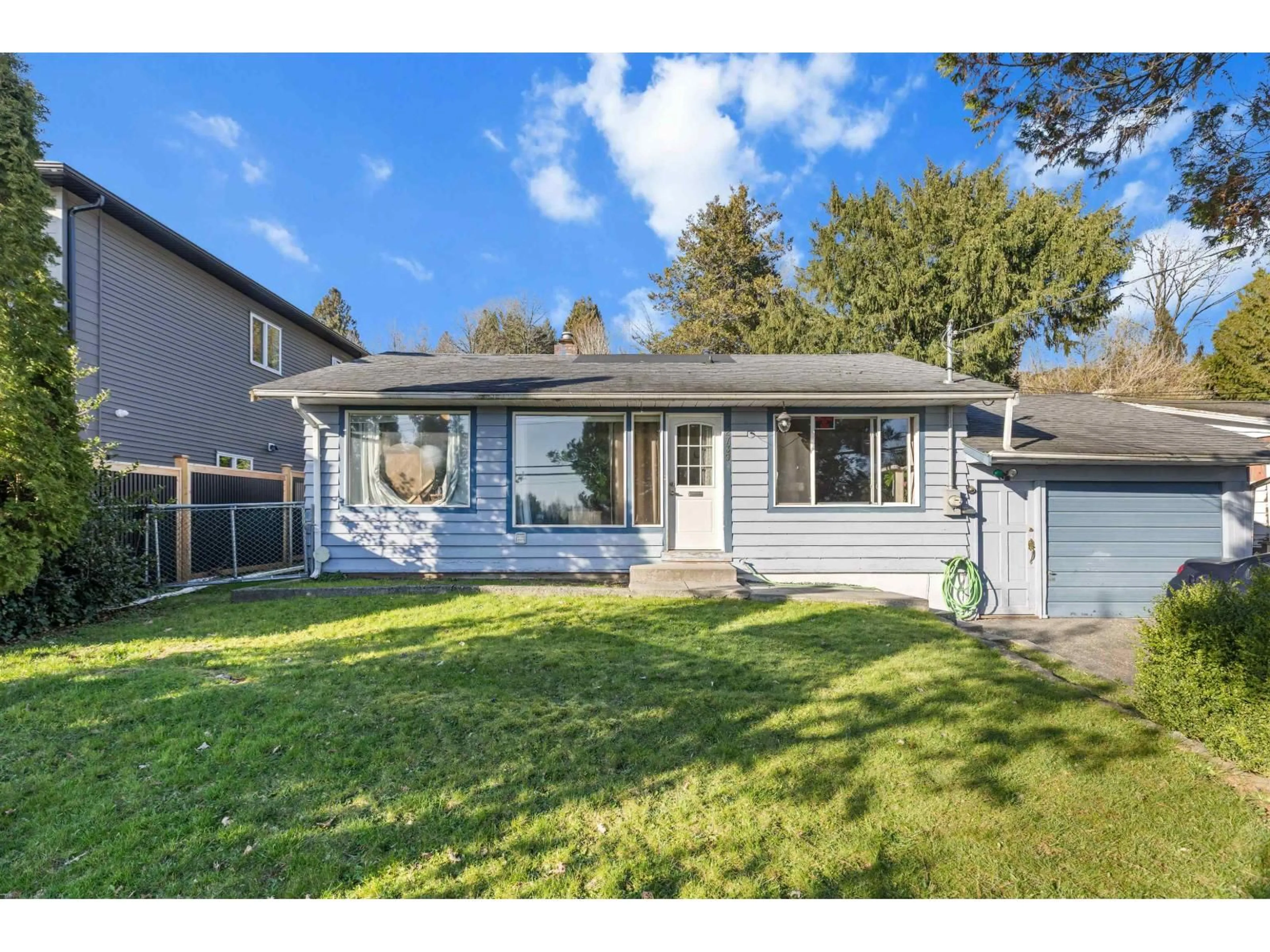 Home with vinyl exterior material, street for 32739 FRASER CRESCENT, Mission British Columbia V2V1C9