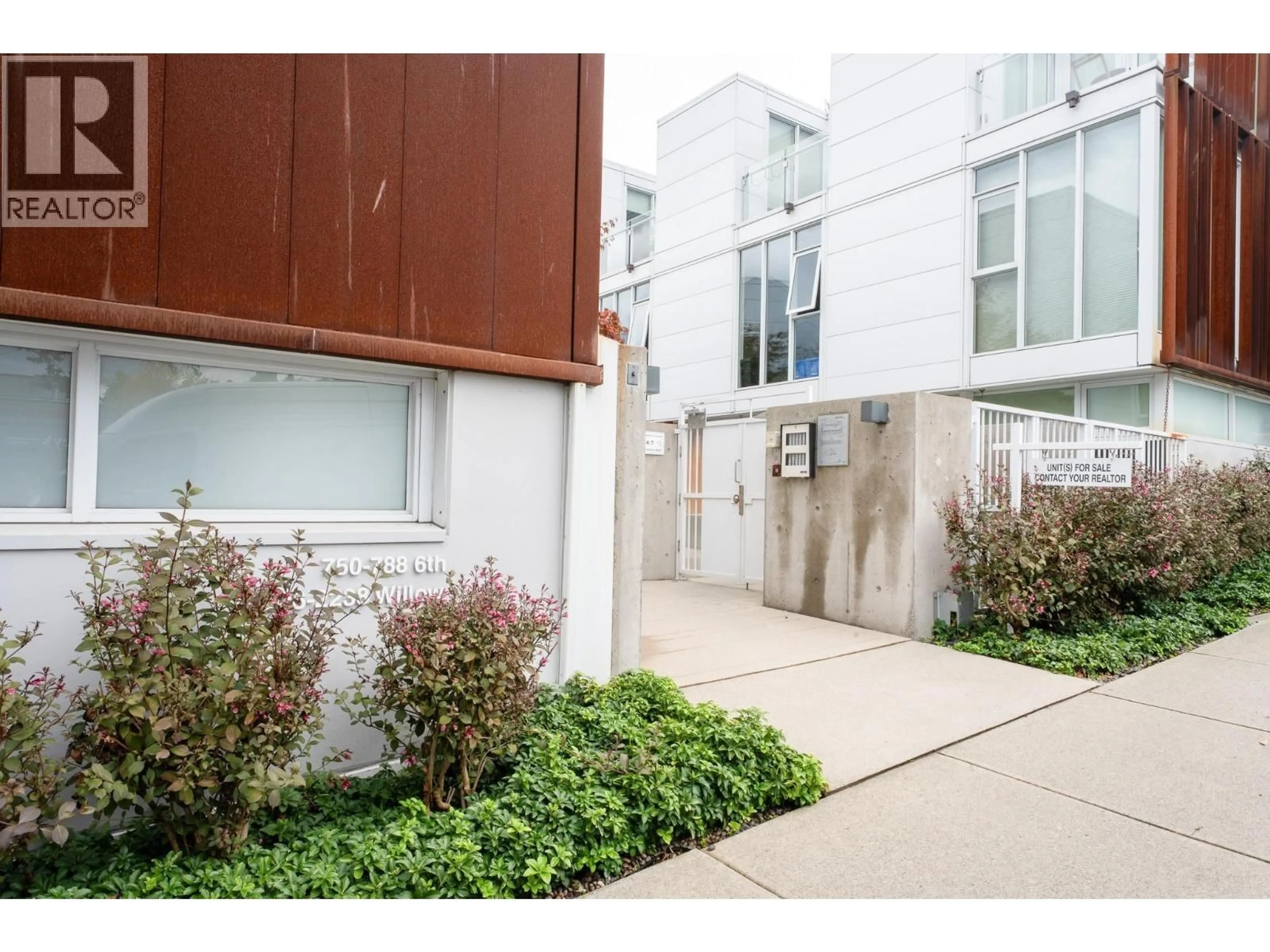 Indoor foyer for 2208 WILLOW STREET, Vancouver British Columbia V5Z0C8