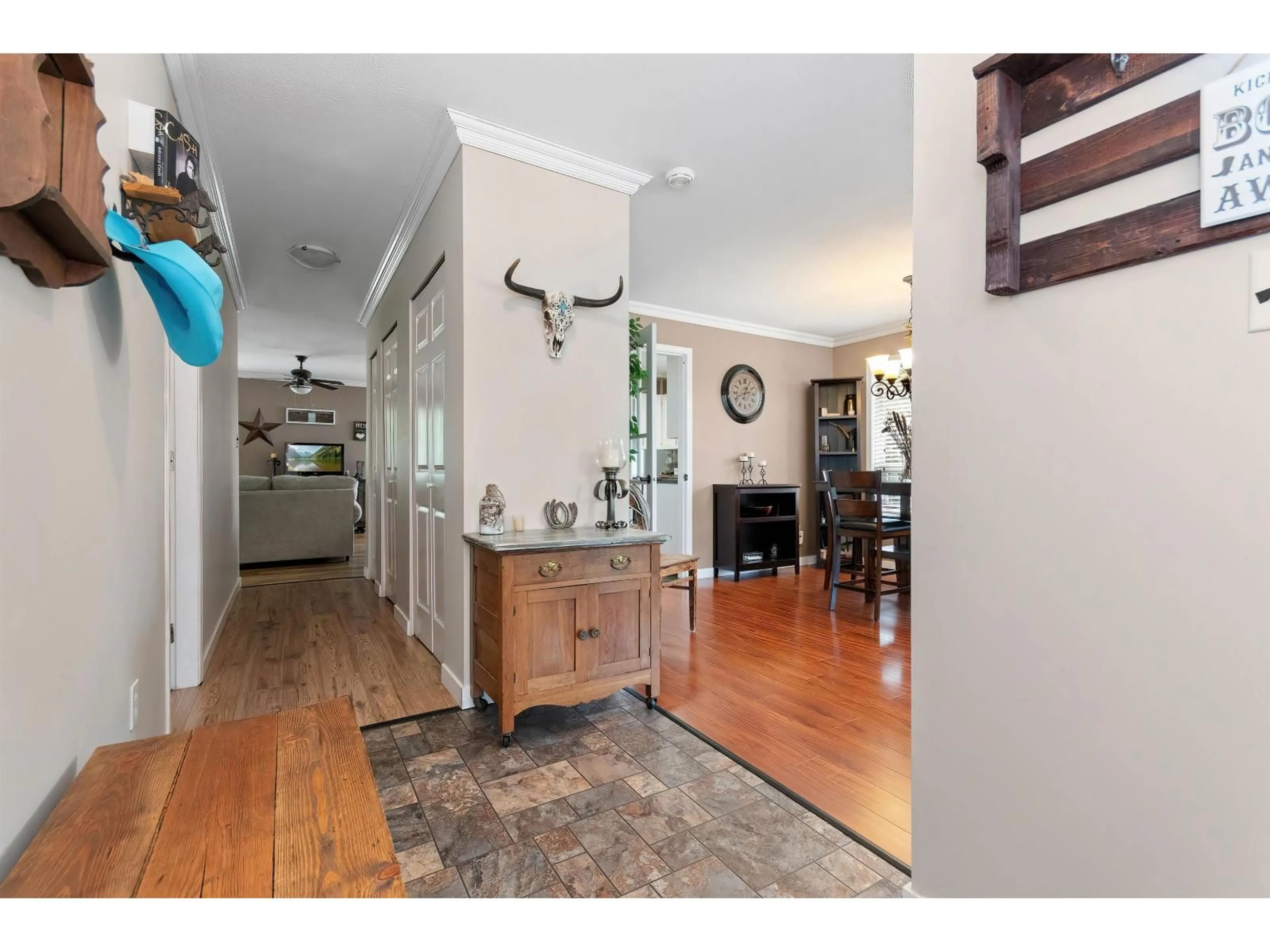 Indoor entryway for 1636 AGASSIZ-ROSEDALE NO 9 HIGHWAY, Agassiz British Columbia V0M1A3