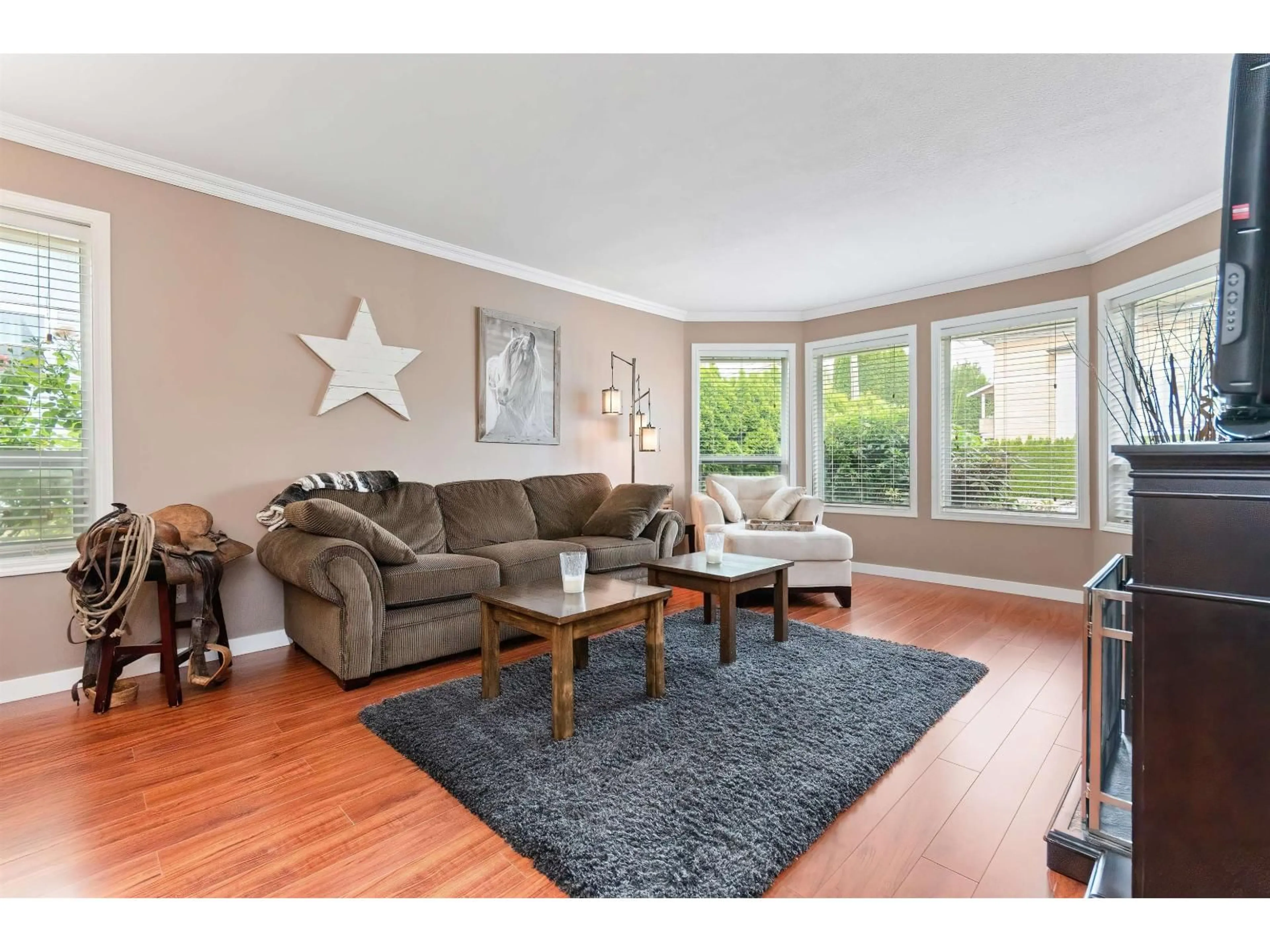 Living room with furniture, wood/laminate floor for 1636 AGASSIZ-ROSEDALE NO 9 HIGHWAY, Agassiz British Columbia V0M1A3