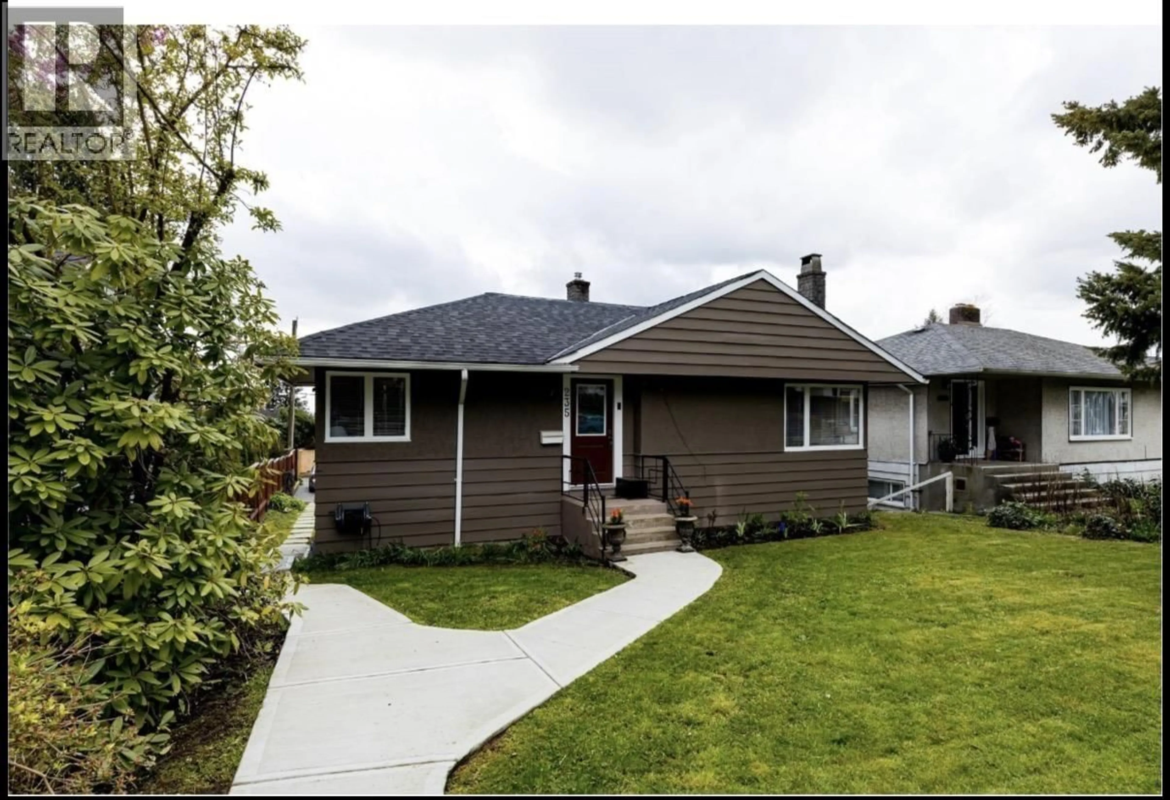 Home with vinyl exterior material, street for 235 27TH STREET, North Vancouver British Columbia V7N2H3