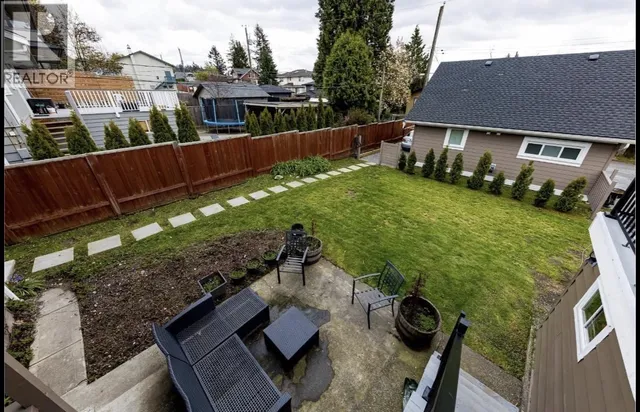 235 27TH STREET, North Vancouver 2
