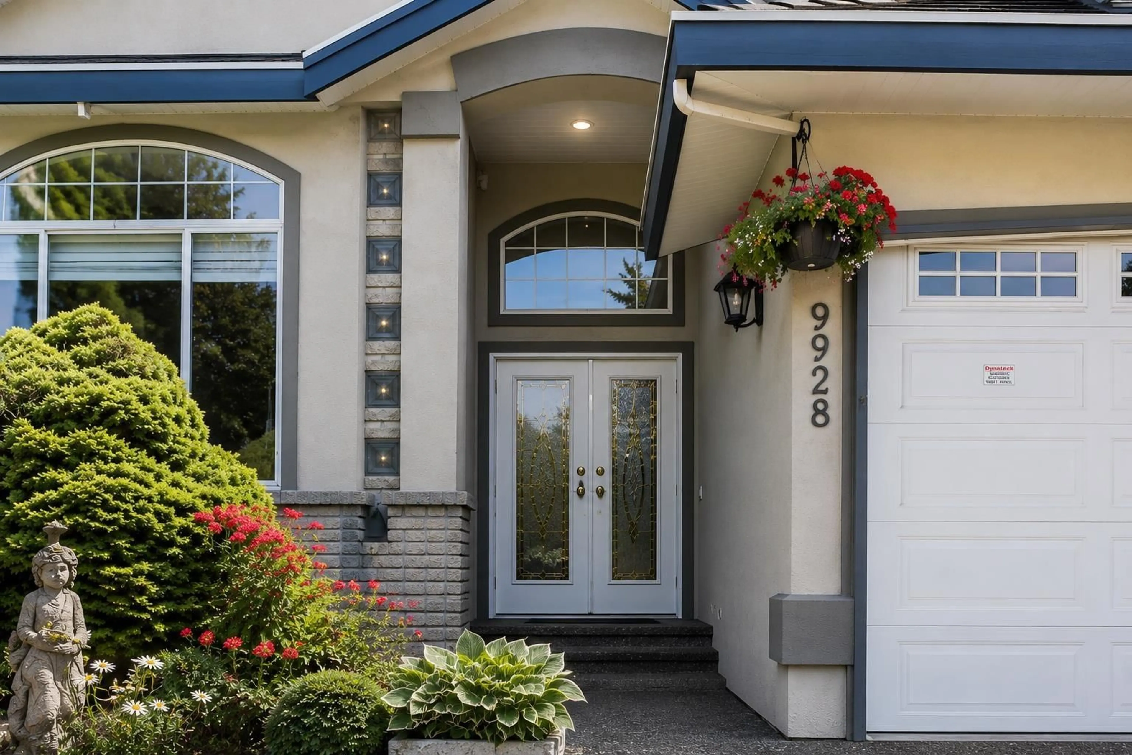Indoor entryway for 9928 116 STREET, Surrey British Columbia V3V4A4