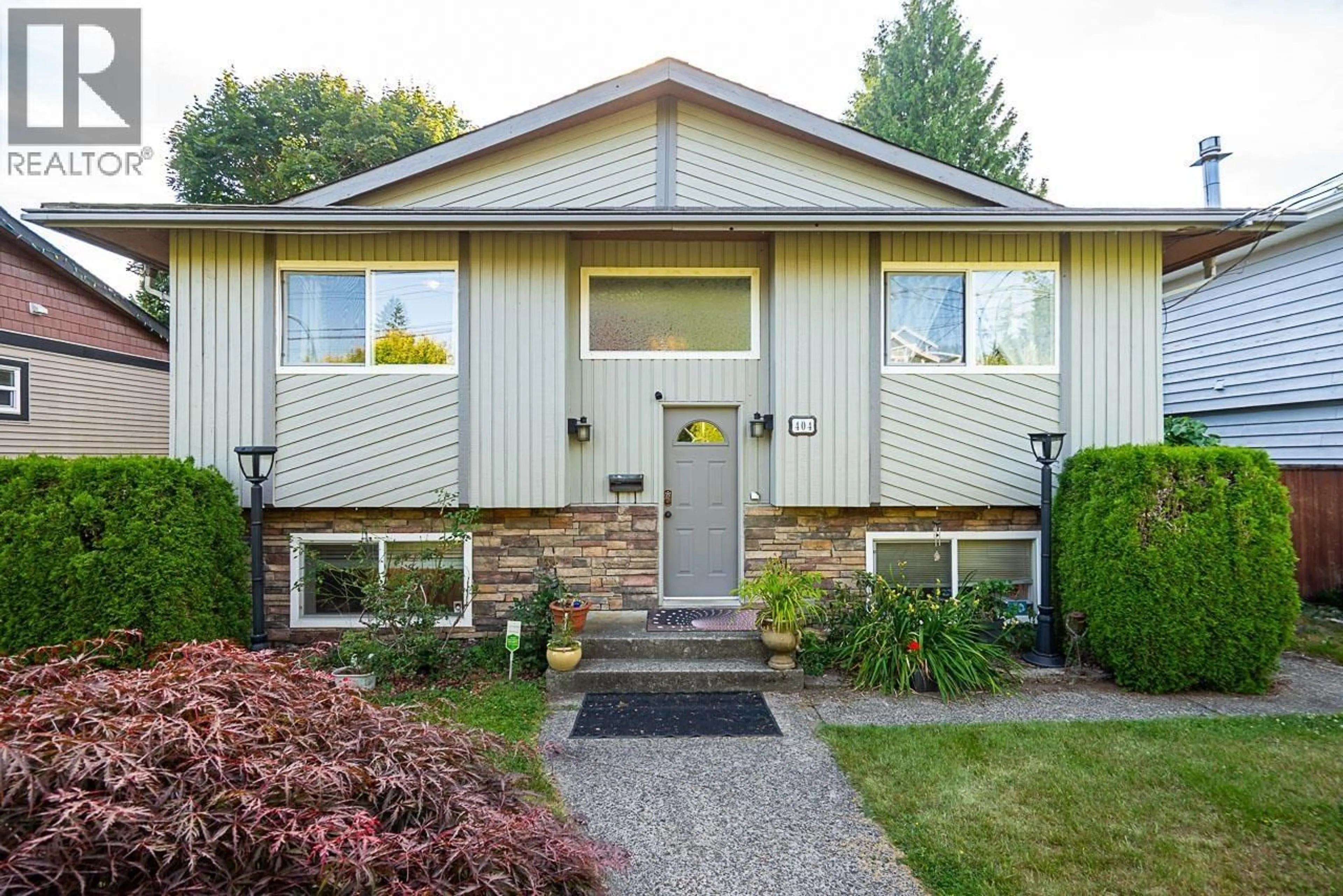 Home with vinyl exterior material, street for 404 MUNDY STREET, Coquitlam British Columbia V3K5N1