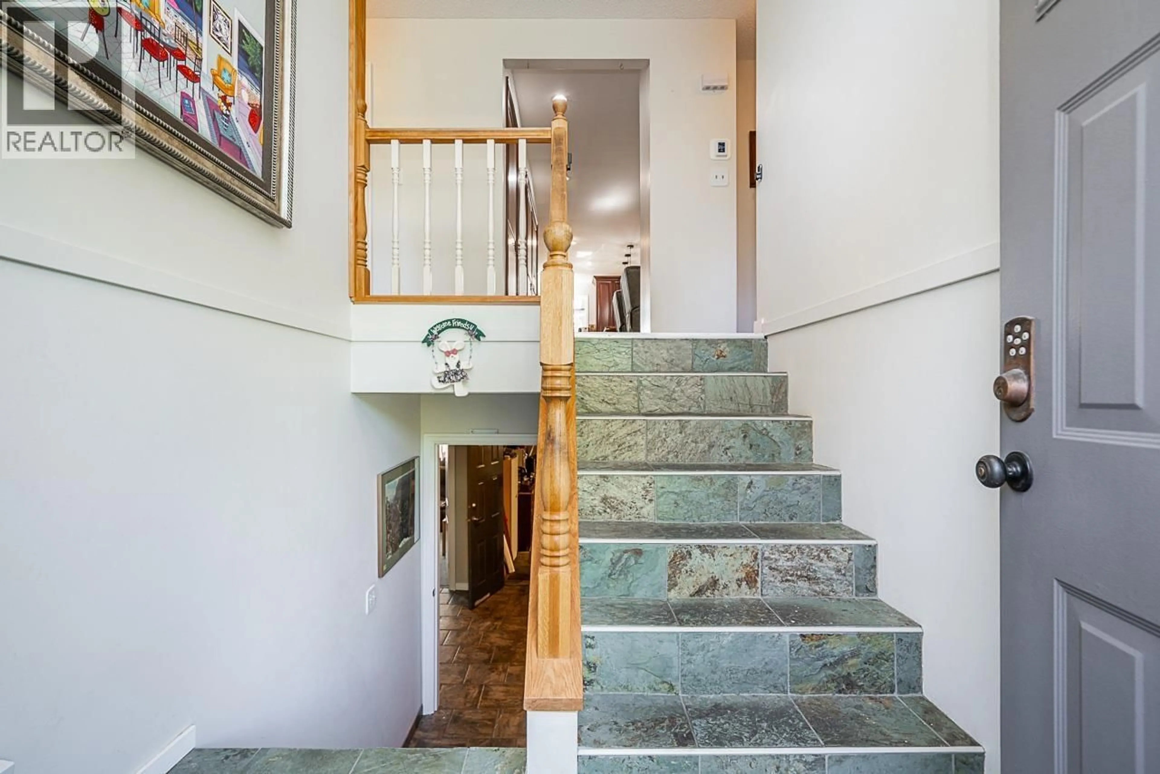 Stairs for 404 MUNDY STREET, Coquitlam British Columbia V3K5N1