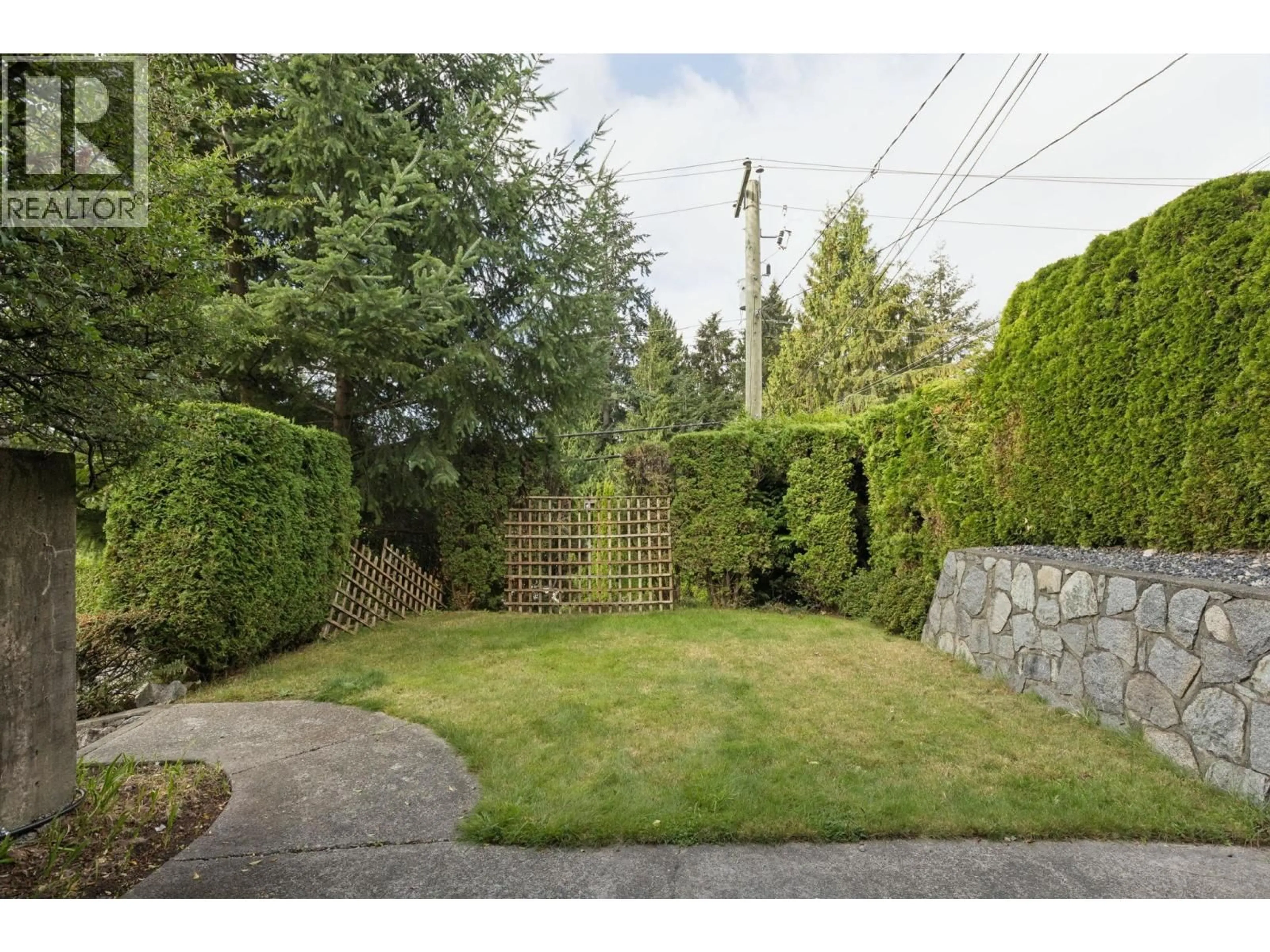 Patio, street for 456 MONTROYAL BOULEVARD, North Vancouver British Columbia V7N3E1