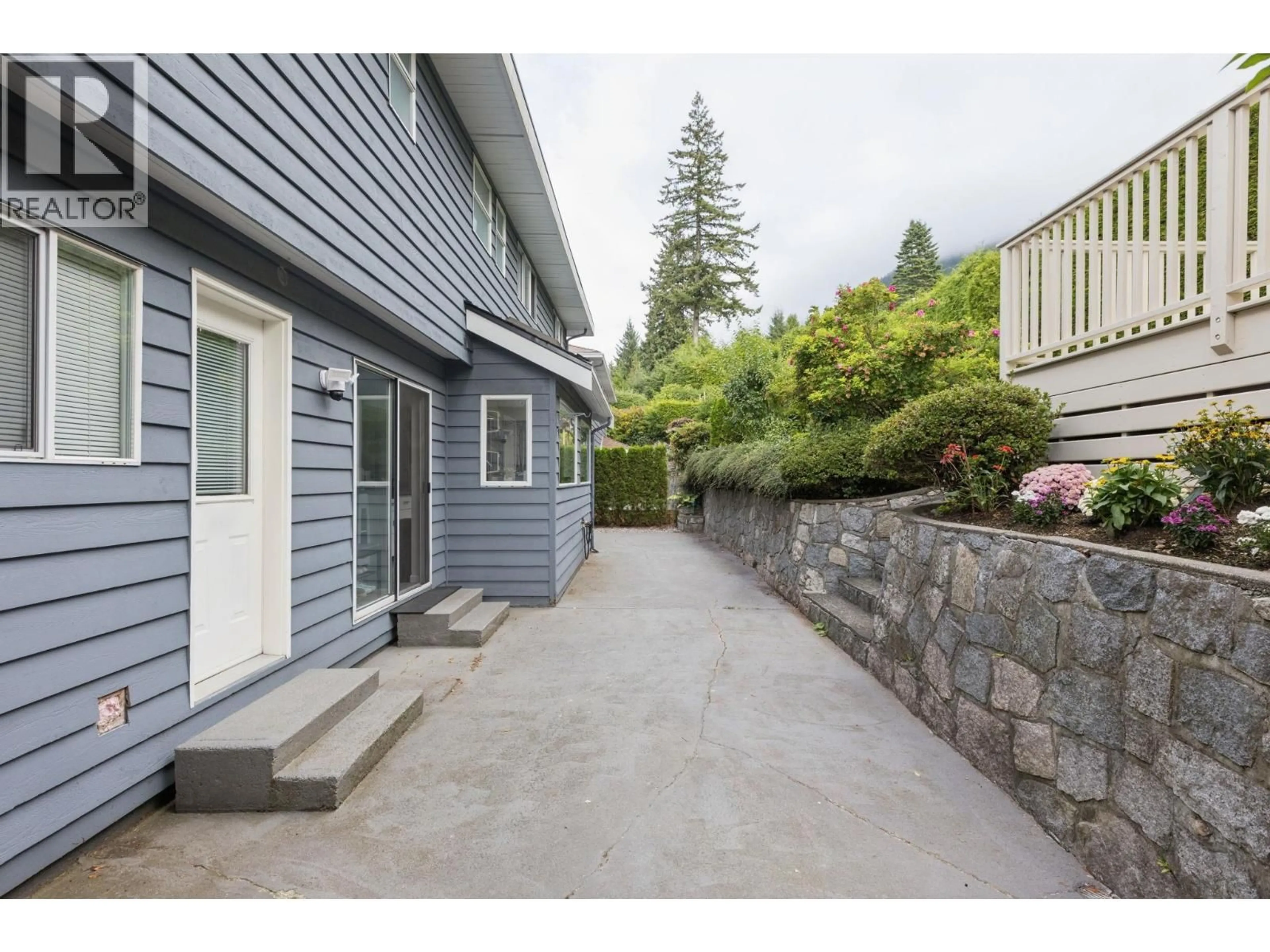 Patio, street for 456 MONTROYAL BOULEVARD, North Vancouver British Columbia V7N3E1