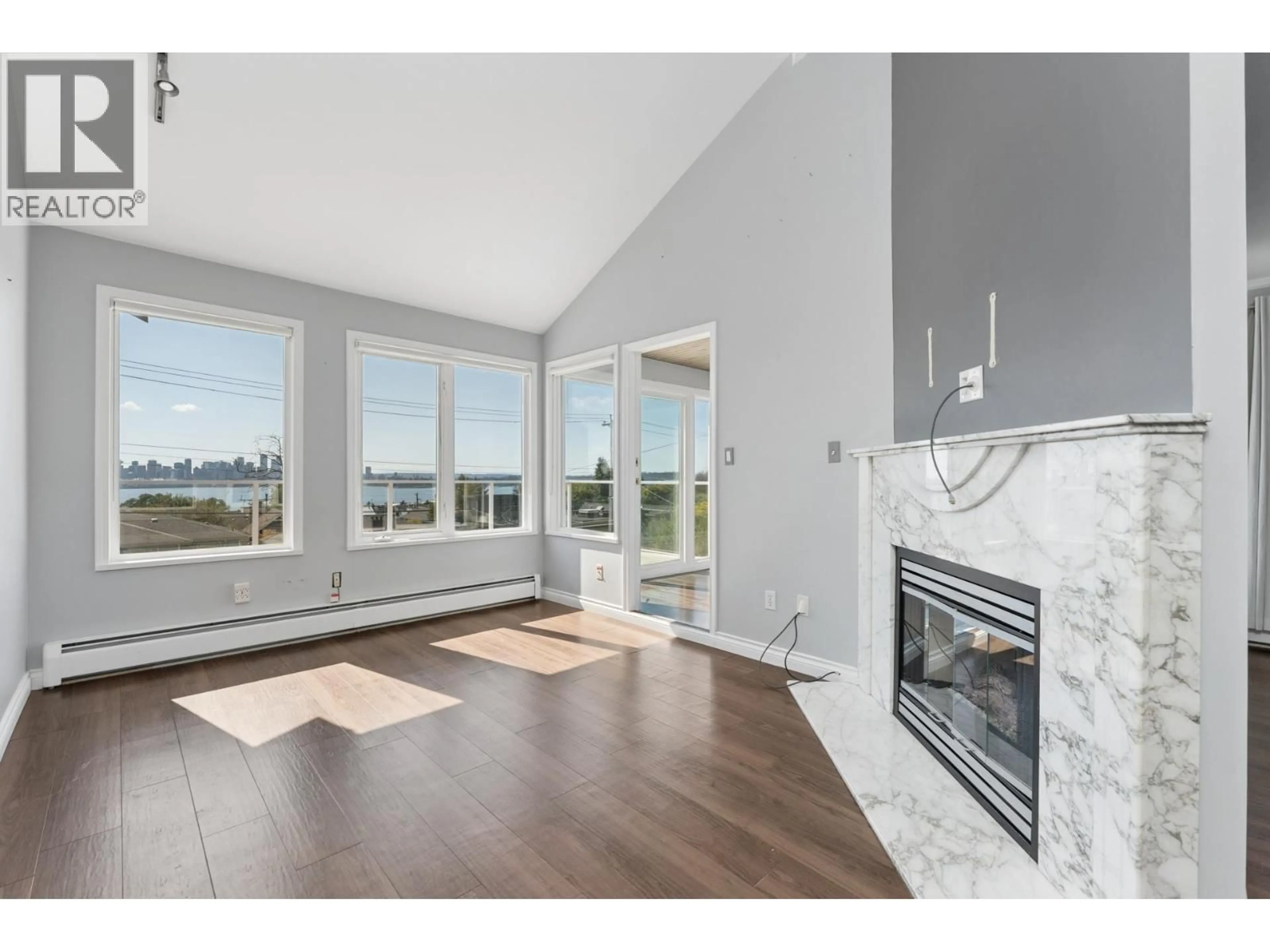 Unknown for 2 - 221 6TH STREET, North Vancouver British Columbia V7M1K7