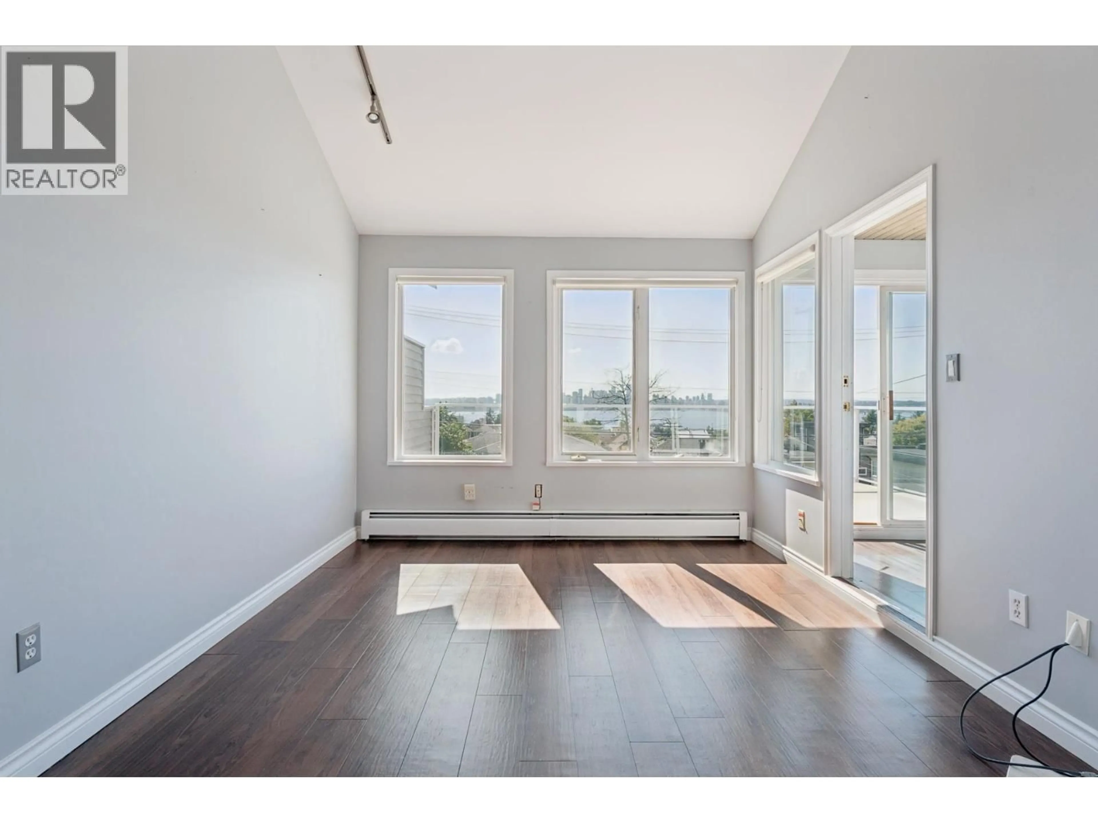 Unknown for 2 - 221 6TH STREET, North Vancouver British Columbia V7M1K7