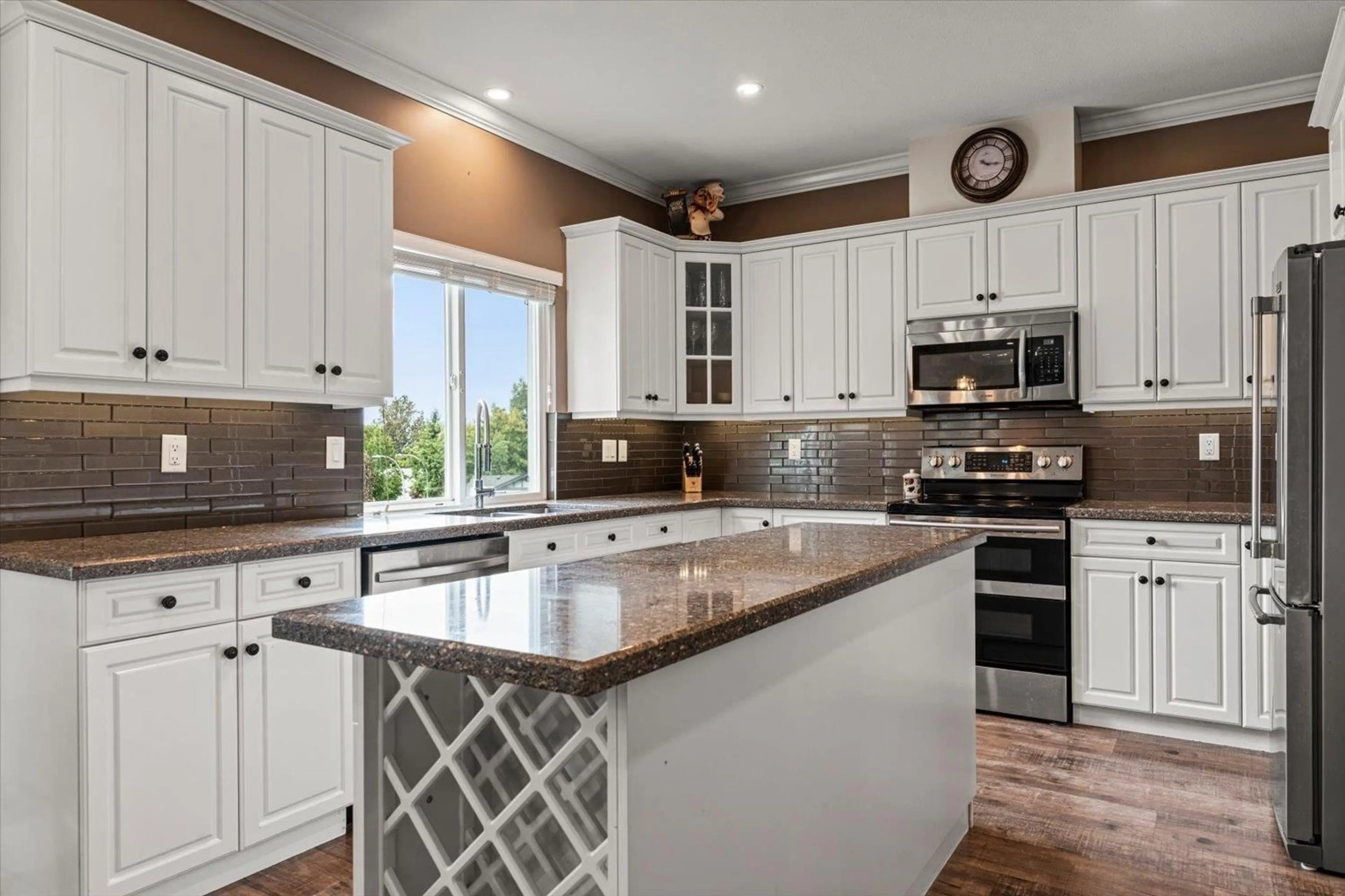 Open concept kitchen, ceramic/tile floor for 35475 STRATHCONA COURT, Abbotsford British Columbia V3G3A2