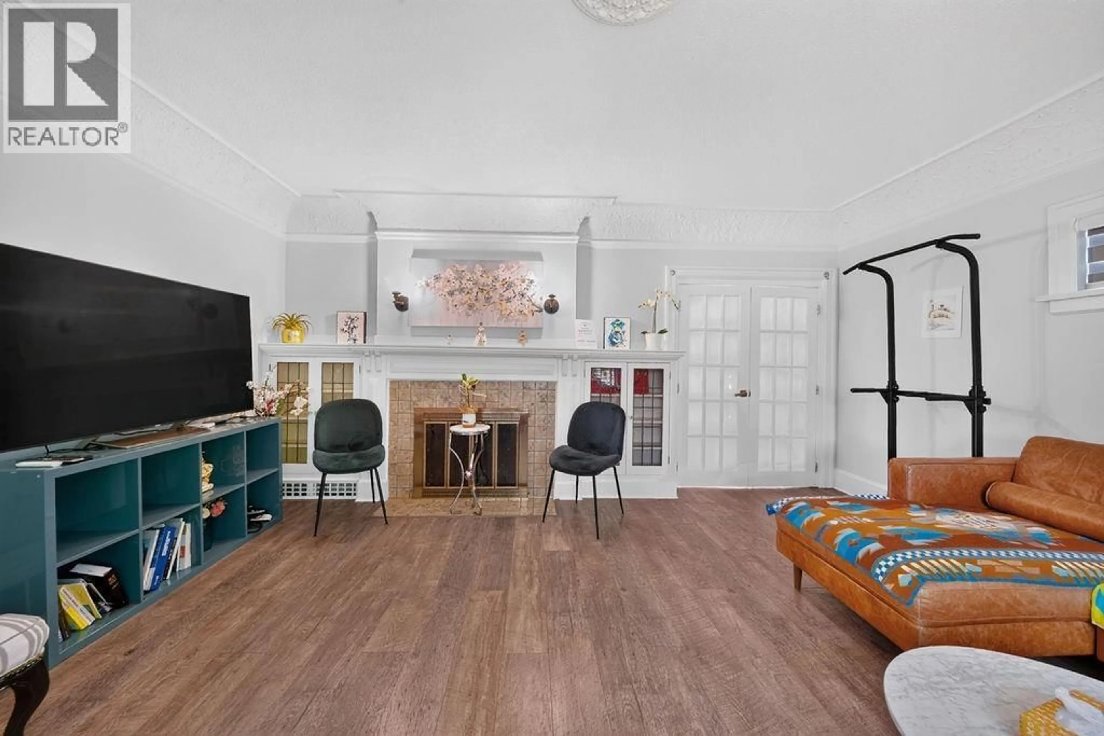 Living room with furniture, wood/laminate floor for 2984 39TH AVENUE, Vancouver British Columbia V6N2Z6