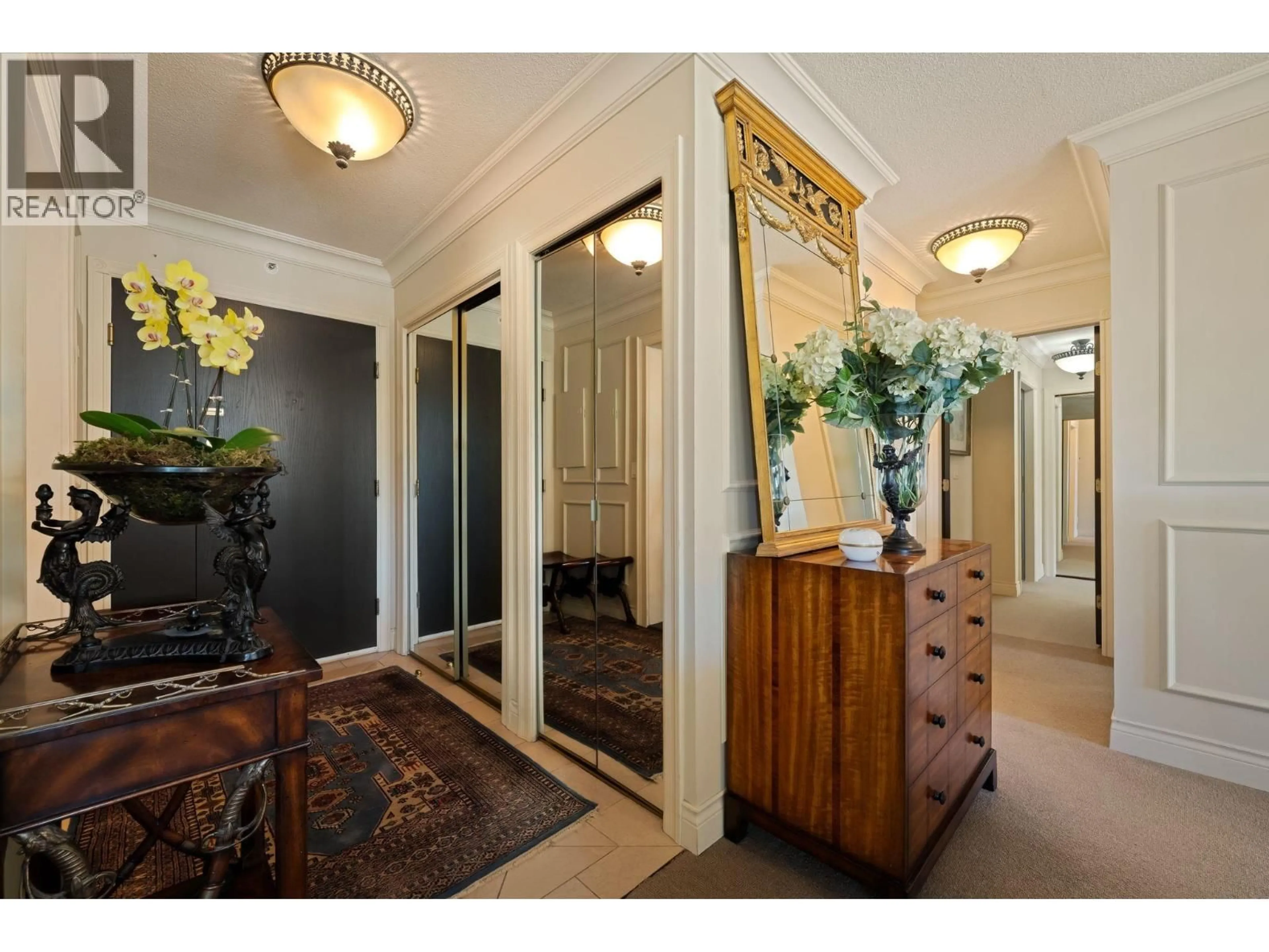 Indoor entryway for 4B - 328 TAYLOR WAY, West Vancouver British Columbia V7T2Y4