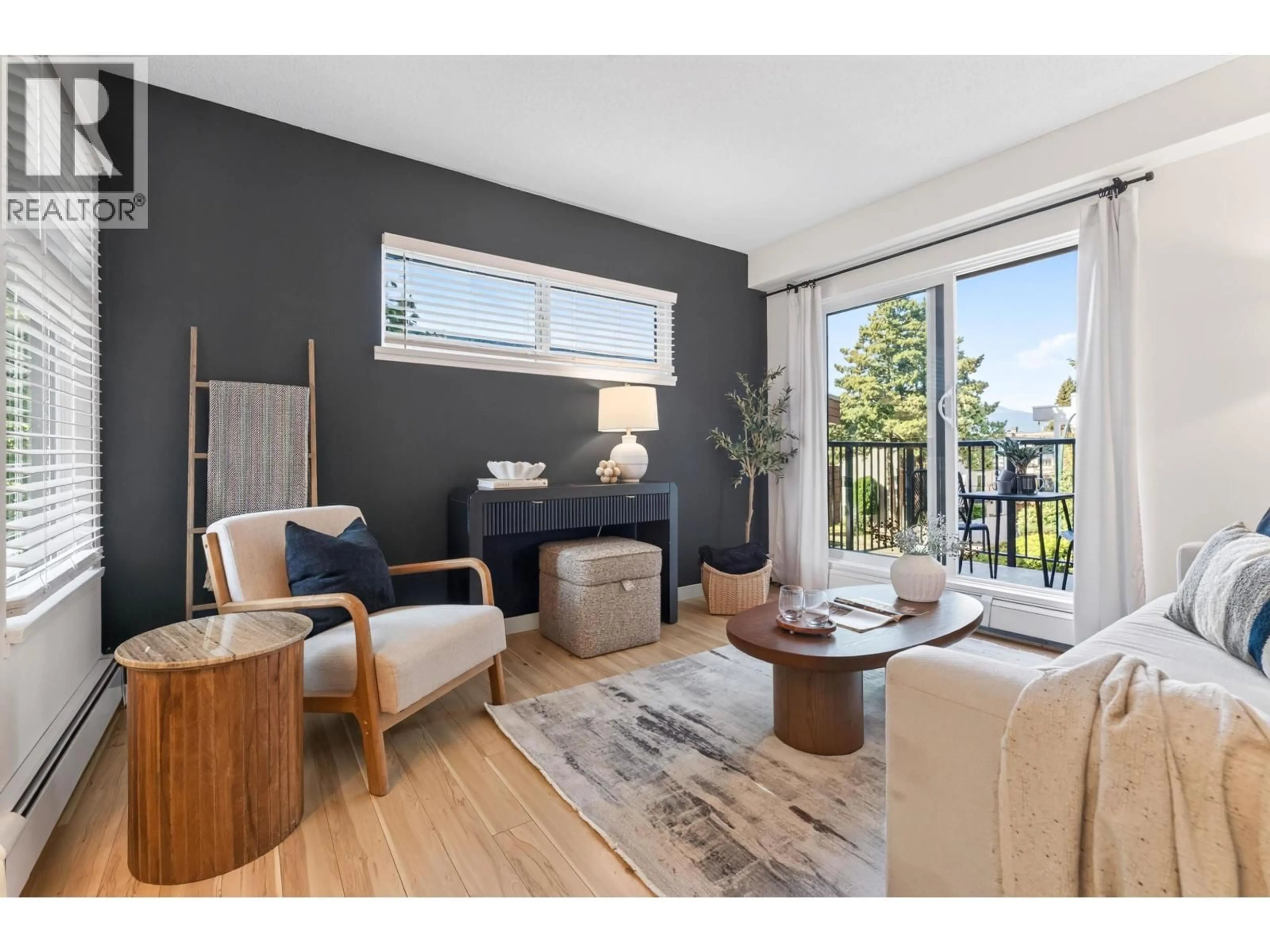 Living room with furniture, wood/laminate floor for 303 - 288 14TH AVENUE, Vancouver British Columbia V5T2M6