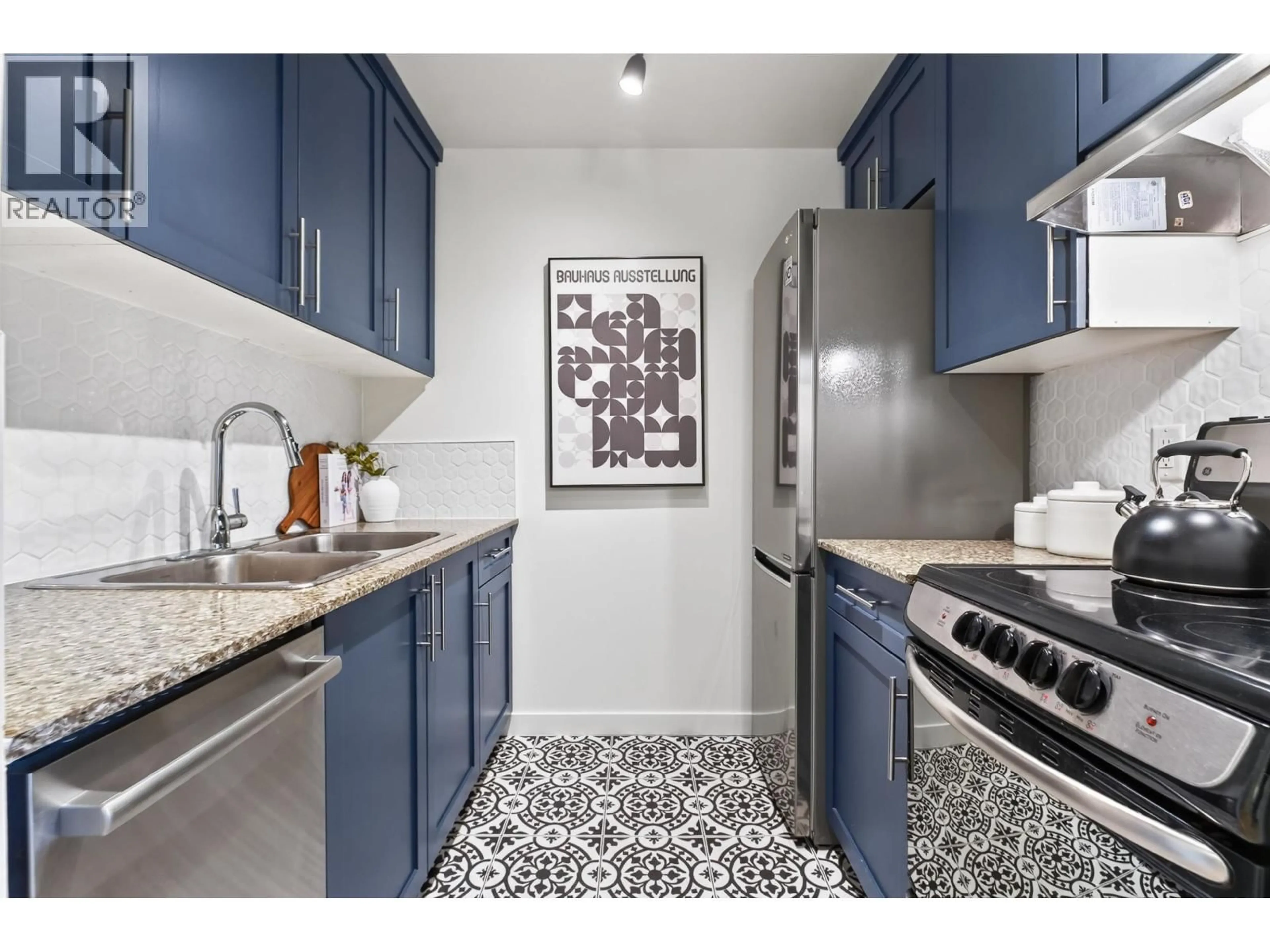 Standard kitchen, ceramic/tile floor for 303 - 288 14TH AVENUE, Vancouver British Columbia V5T2M6
