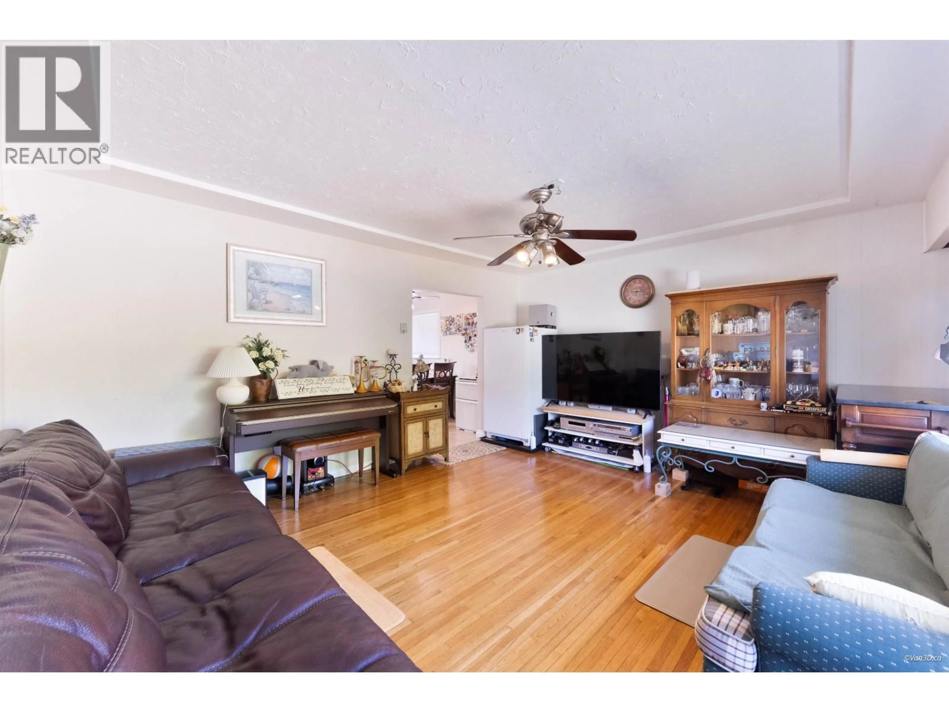 Living room with furniture, wood/laminate floor for 539 SCHOOLHOUSE STREET, Coquitlam British Columbia V3J5N8