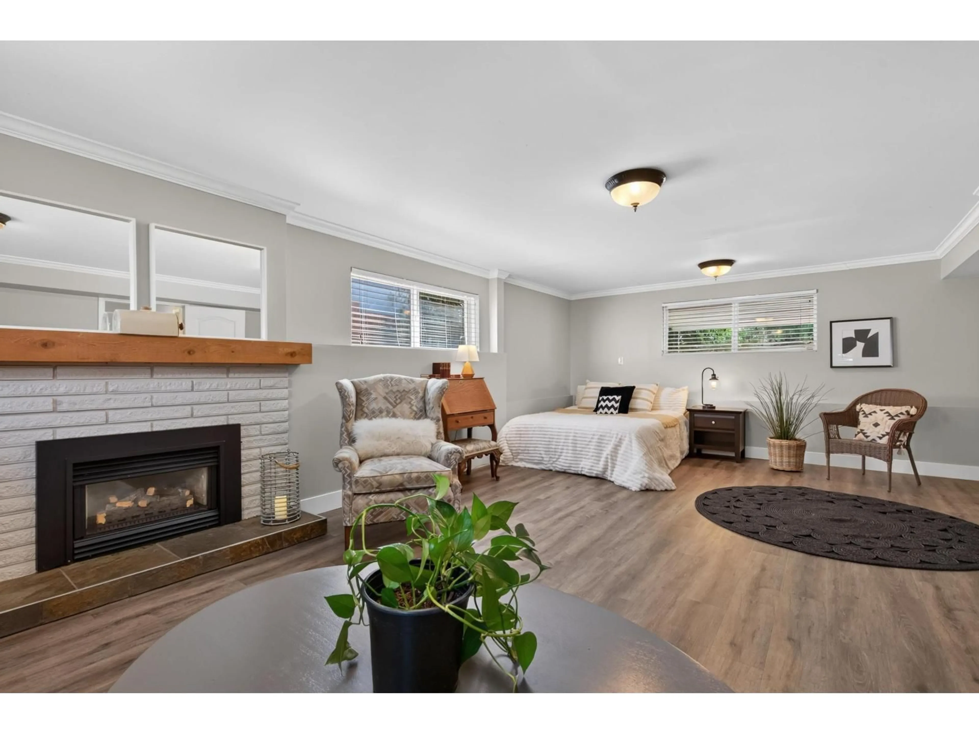 Living room with furniture, wood/laminate floor for 14480 MANN PARK CRESCENT, White Rock British Columbia V4B3A8