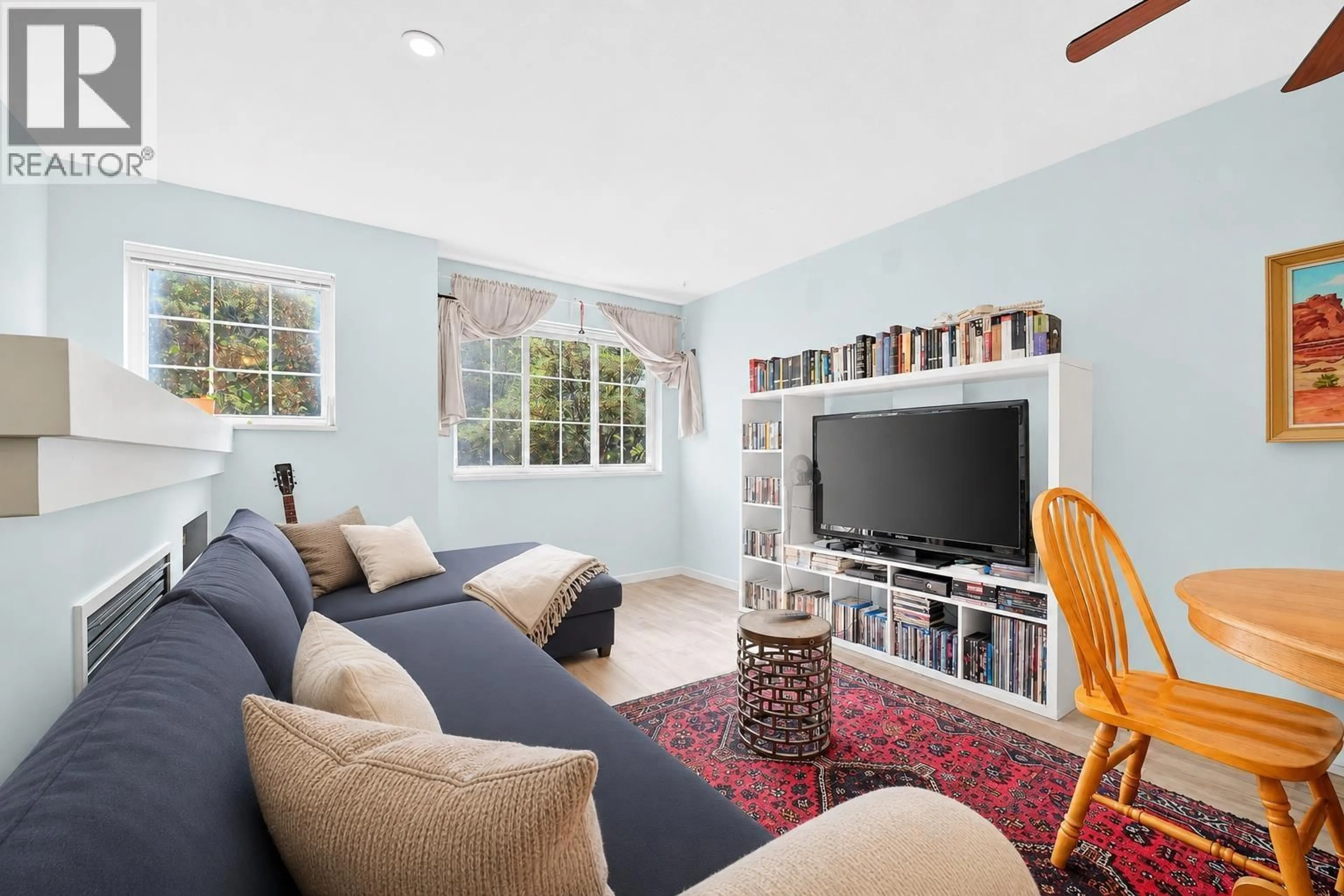 Living room with furniture, unknown for 10 - 1561 BOOTH AVENUE, Coquitlam British Columbia V3K6Z9