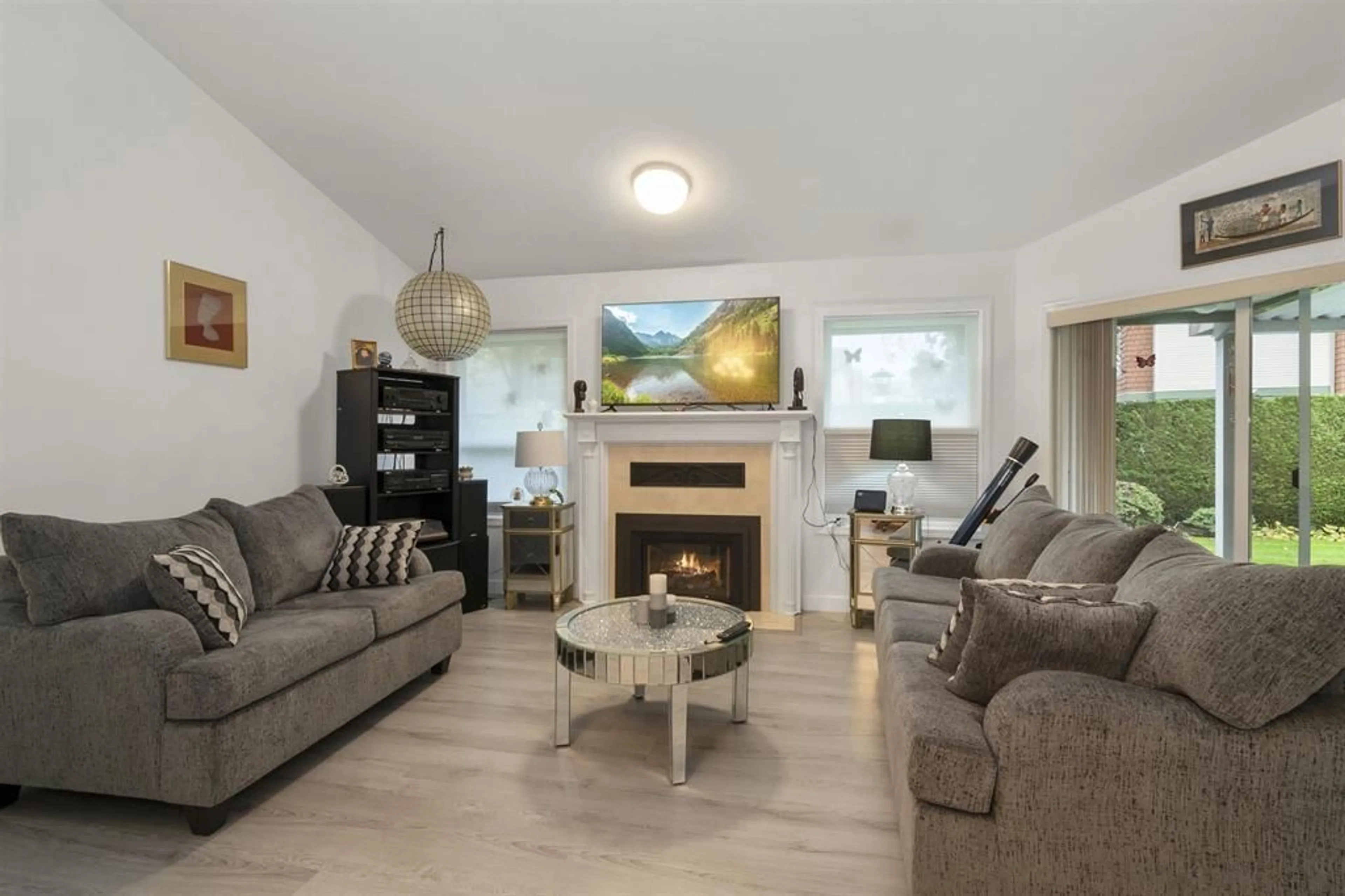 Living room with furniture, wood/laminate floor for 3 - 9515 WOODBINE STREET, Chilliwack British Columbia V2P7T1