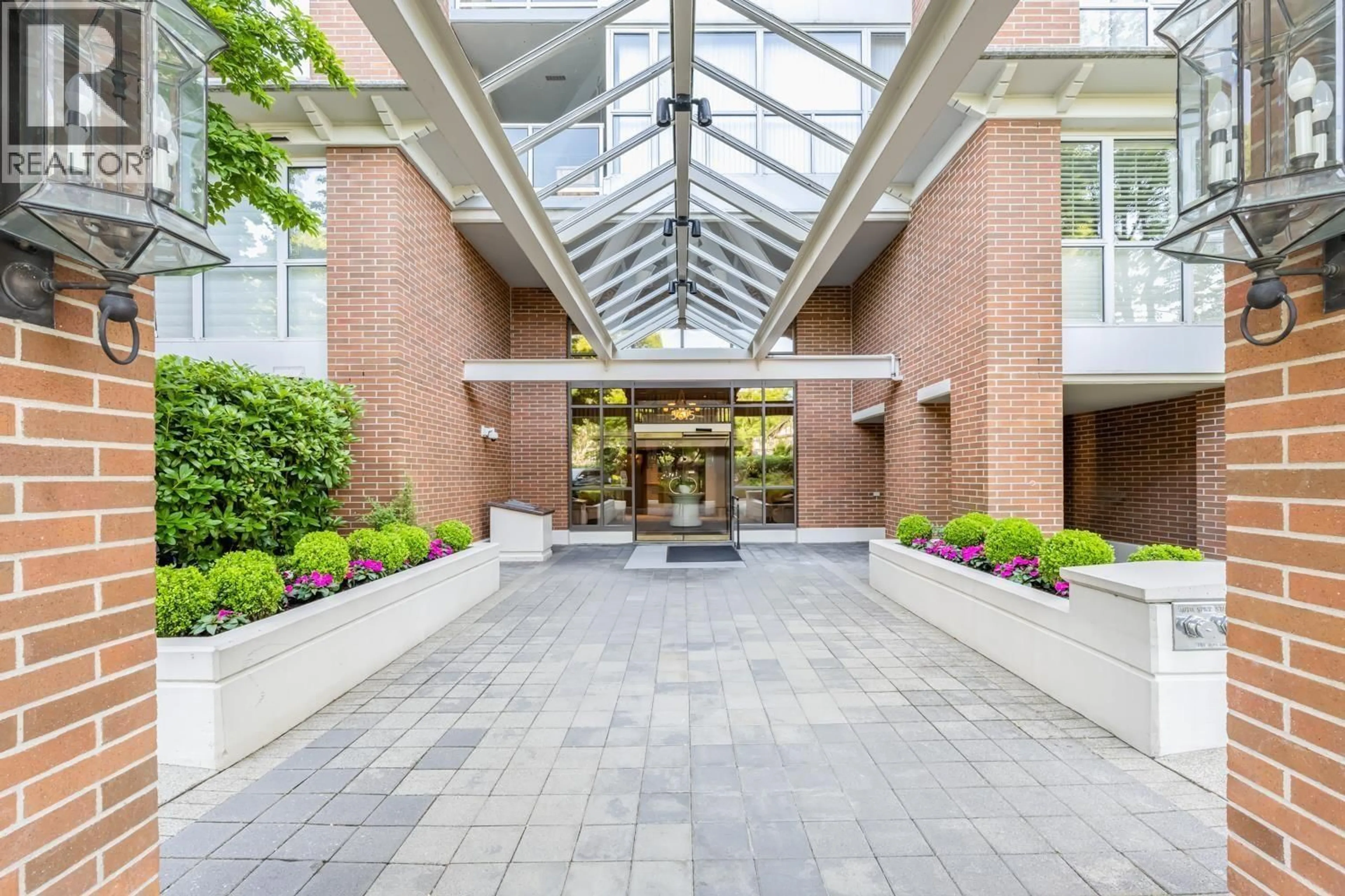 Indoor foyer for 704 - 5615 HAMPTON PLACE, Vancouver British Columbia V6T2H1