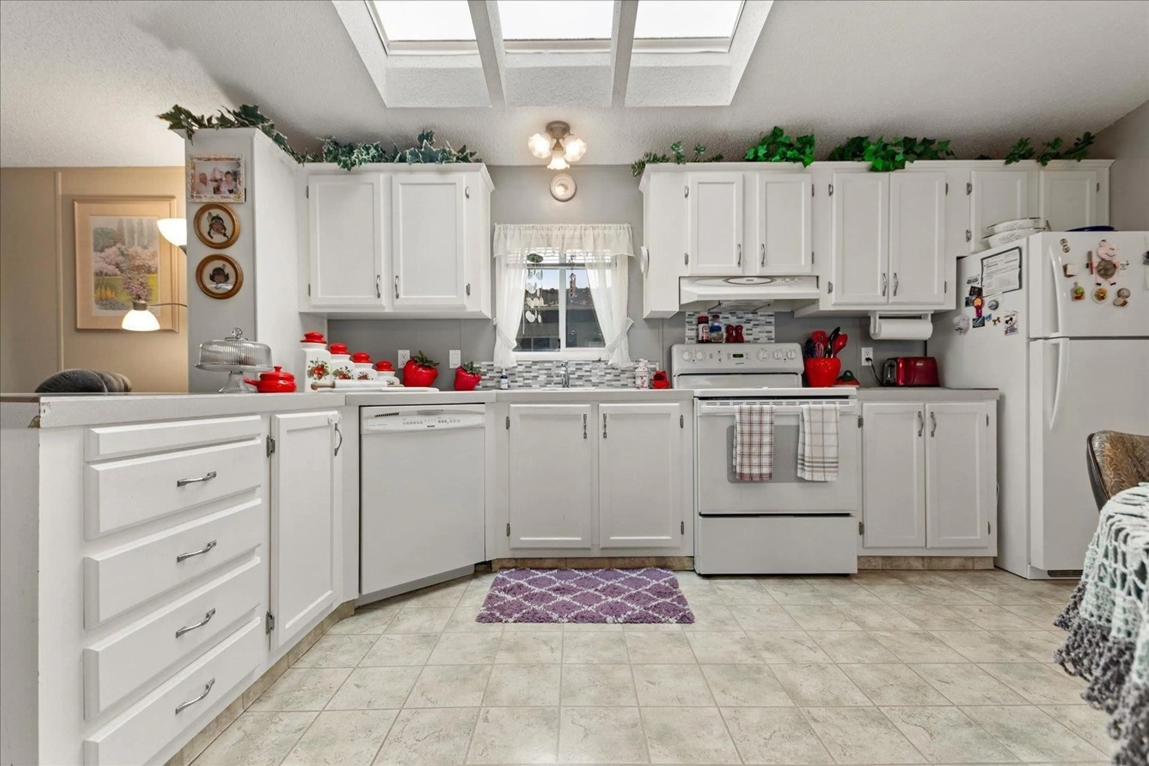 Open concept kitchen, ceramic/tile floor for 18 - 46484 CHILLIWACK LAKE ROAD, Chilliwack British Columbia V2R3R9