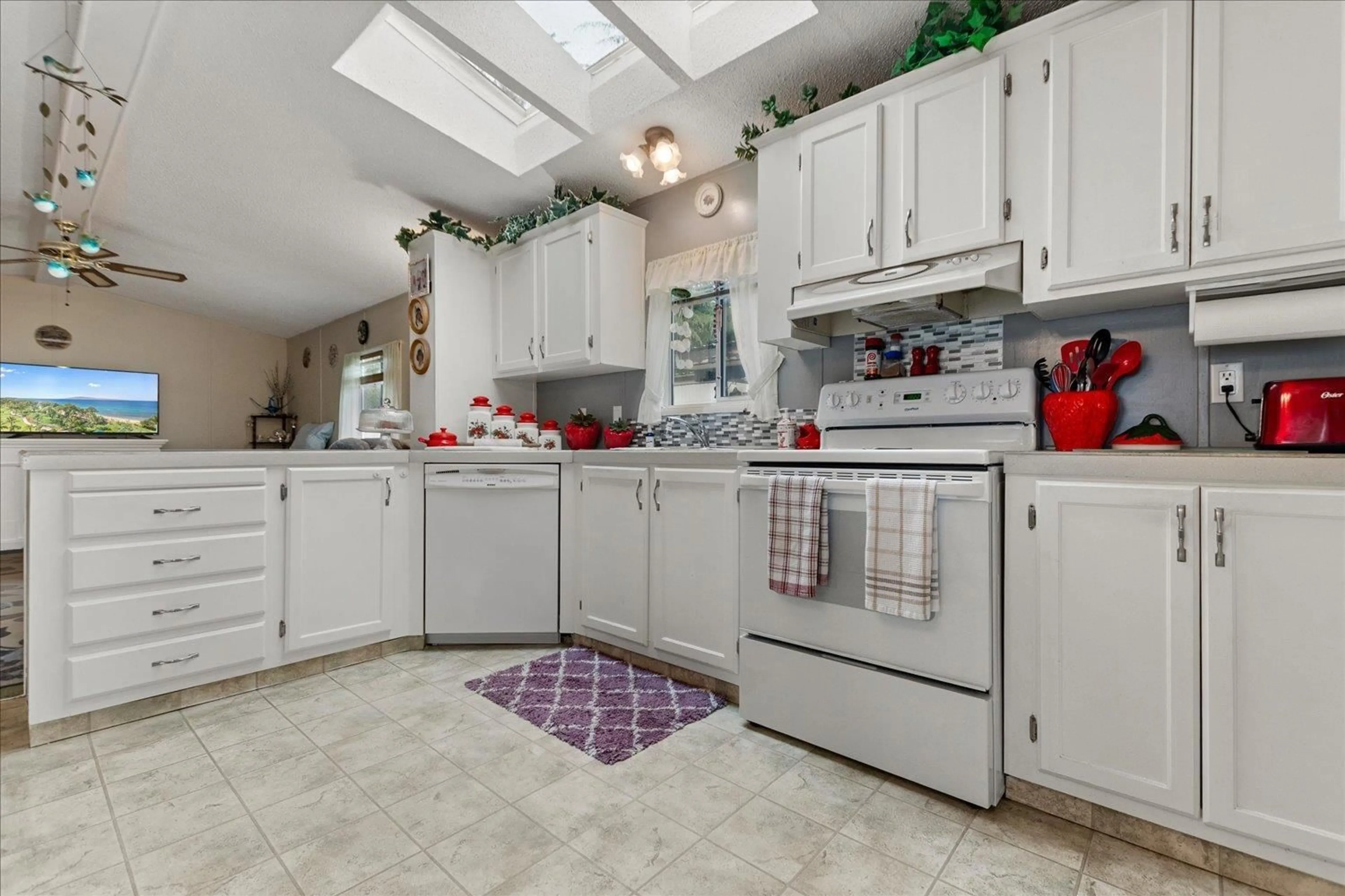 Standard kitchen, ceramic/tile floor for 18 - 46484 CHILLIWACK LAKE ROAD, Chilliwack British Columbia V2R3R9