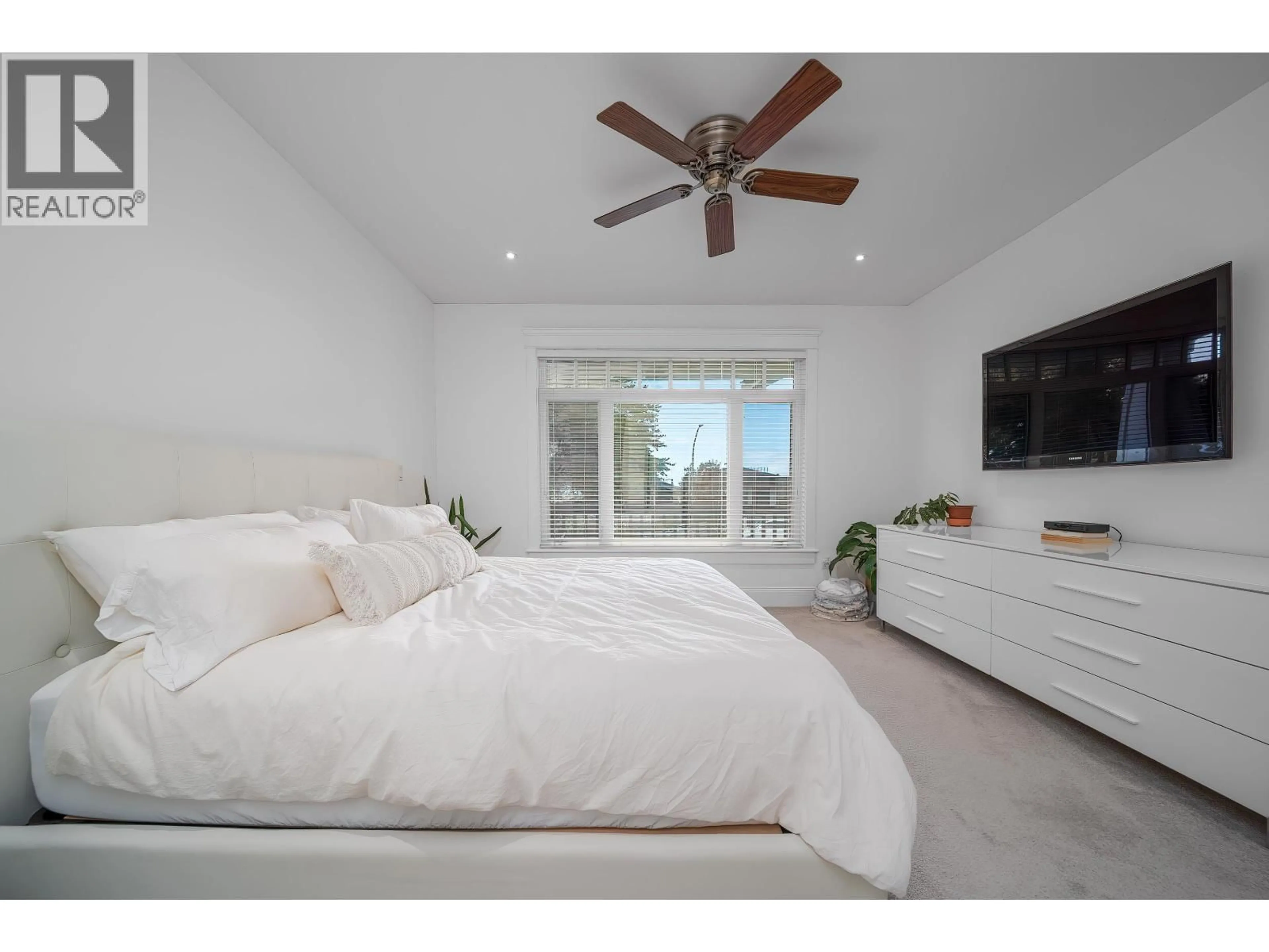 Bedroom with bed, wood/laminate floor for 18 HYTHE AVENUE, Burnaby British Columbia V5B3H7