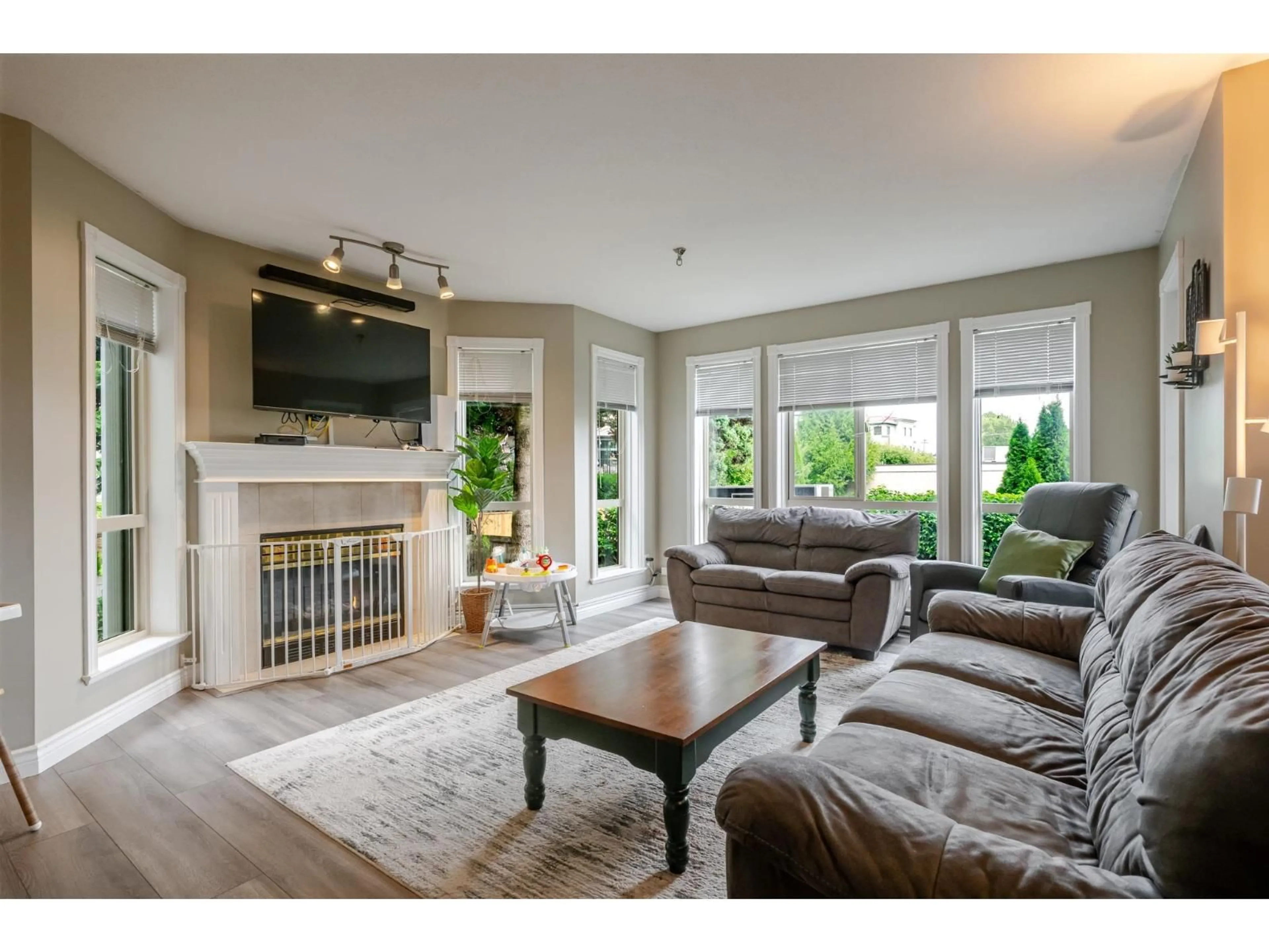 Living room with furniture, wood/laminate floor for 204 - 2585 WARE STREET, Abbotsford British Columbia V2S3E2