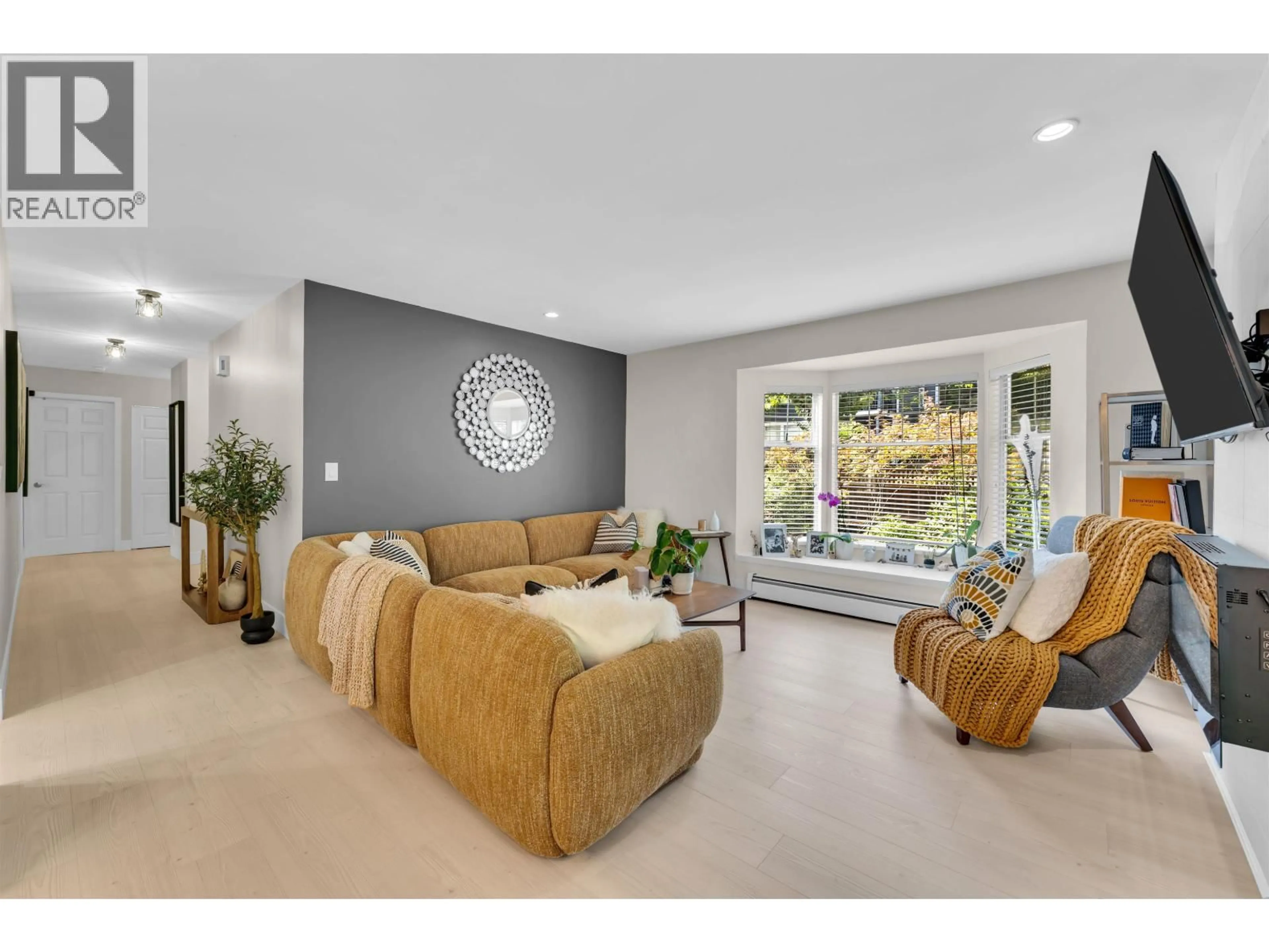 Living room with furniture, unknown for 10 - 1140 FALCON DRIVE, Coquitlam British Columbia V3E2J6