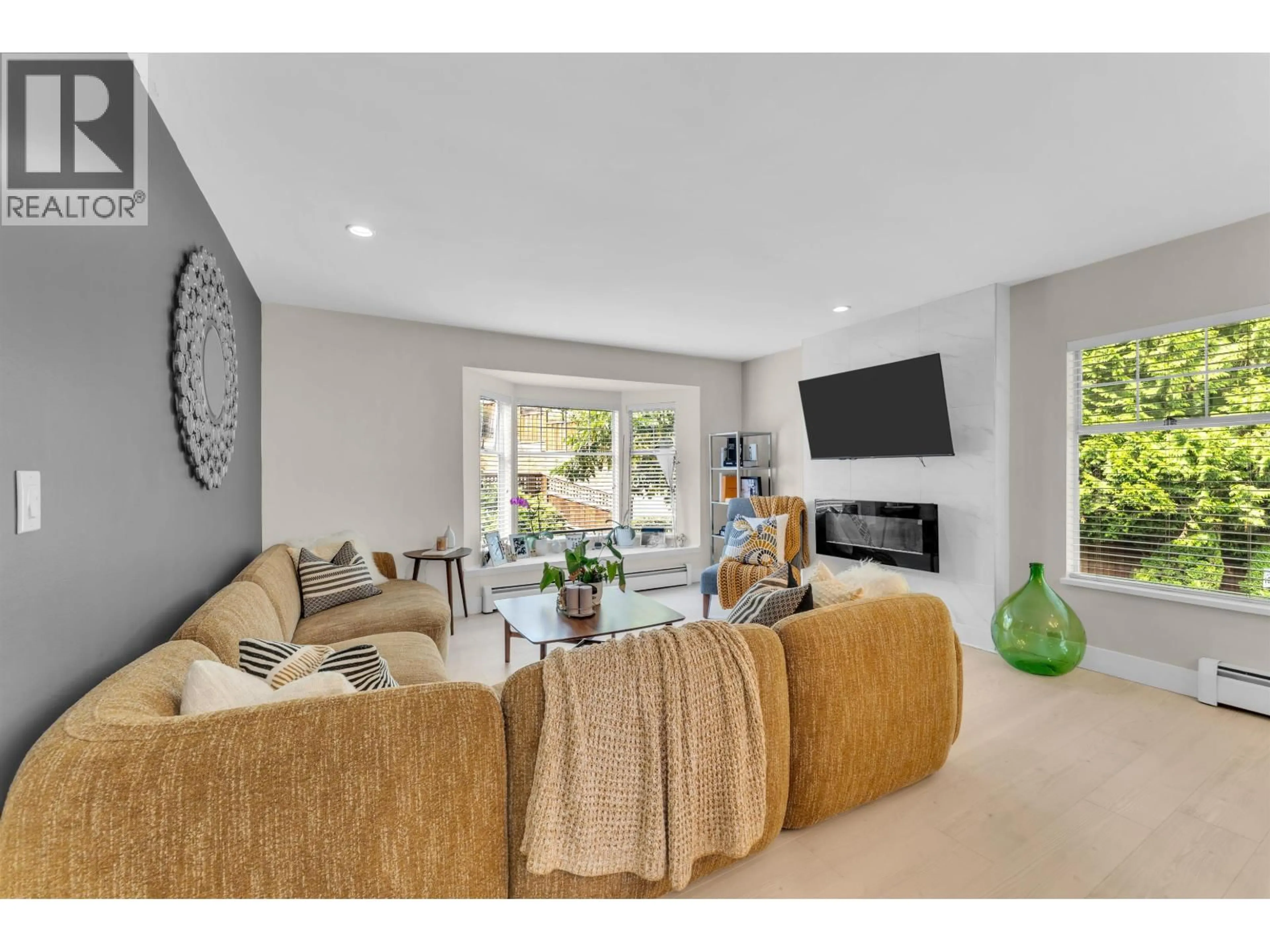 Living room with furniture, unknown for 10 - 1140 FALCON DRIVE, Coquitlam British Columbia V3E2J6