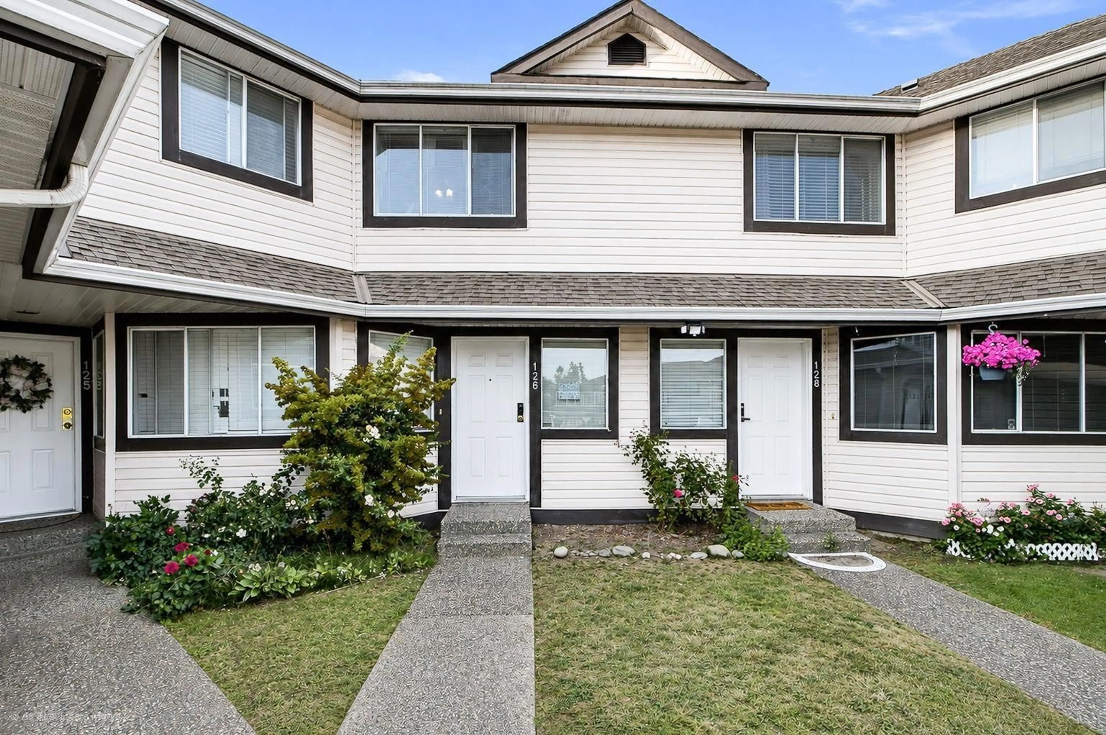Home with vinyl exterior material, street for 126 - 3080 TOWNLINE ROAD, Abbotsford British Columbia V2T5M2