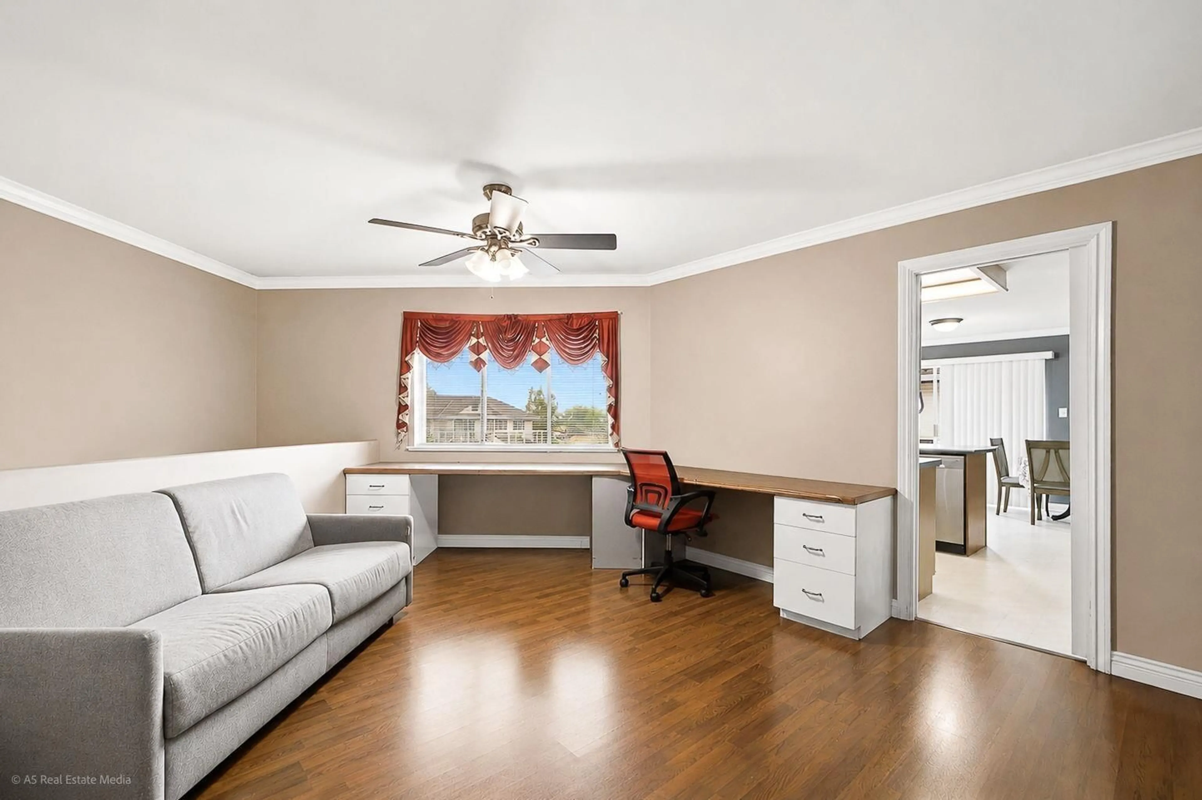 Living room with furniture, wood/laminate floor for 126 - 3080 TOWNLINE ROAD, Abbotsford British Columbia V2T5M2