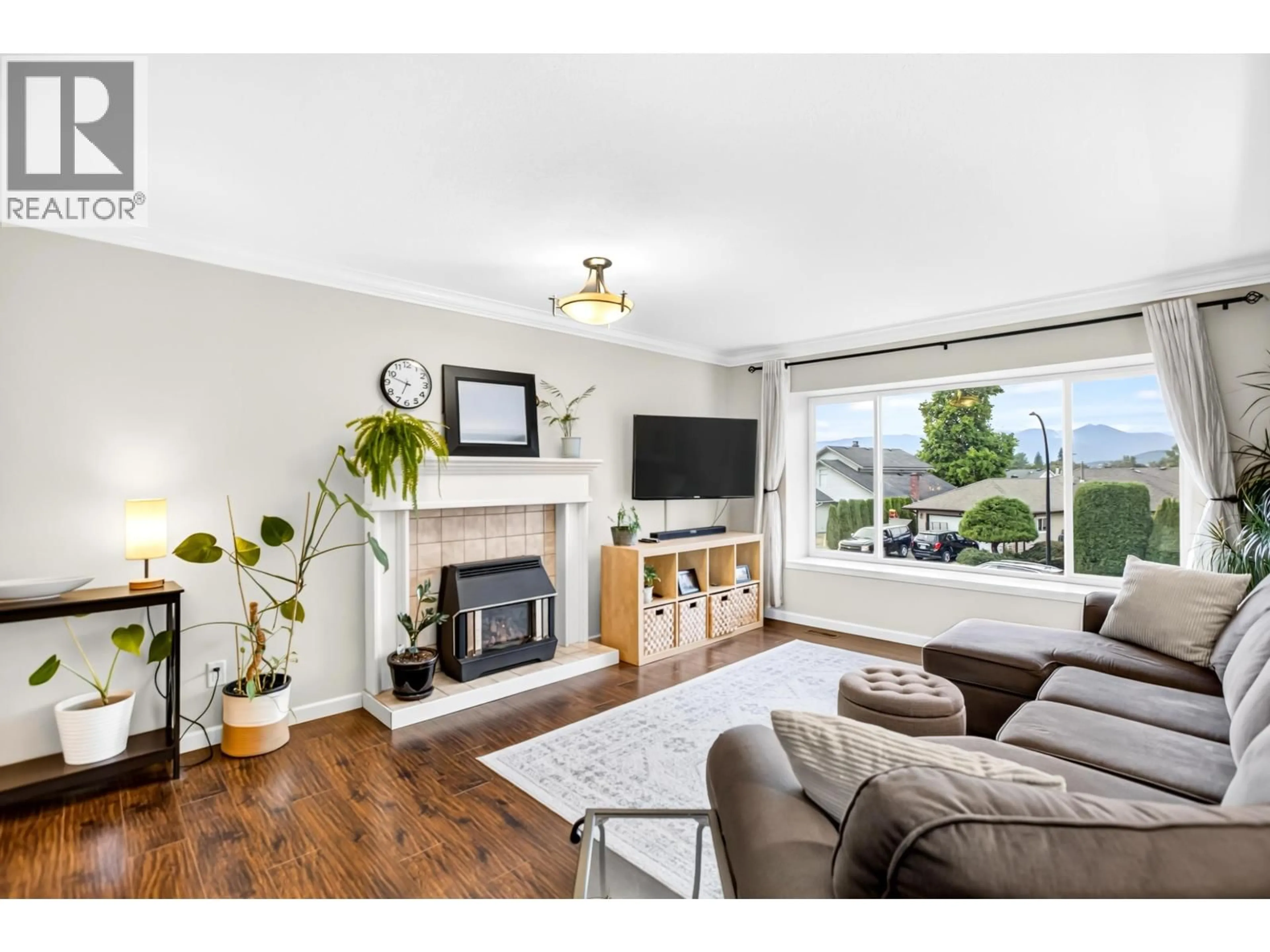 Living room with furniture, wood/laminate floor for 12119 CHERRYWOOD DRIVE, Maple Ridge British Columbia V2X9K4