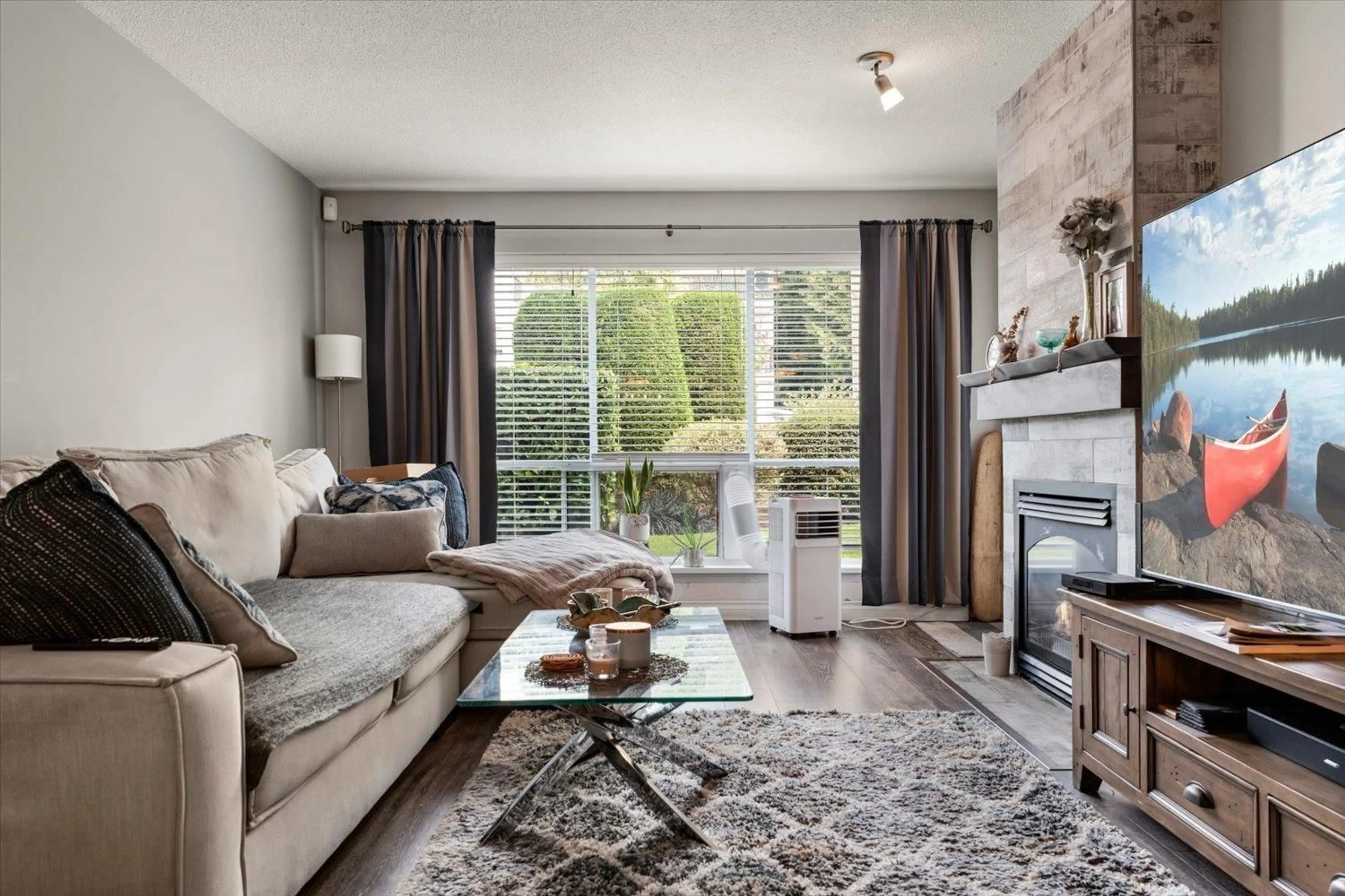 Living room with furniture, wood/laminate floor for 102 - 33280 BOURQUIN CRESCENT EAST, Abbotsford British Columbia V2S7K2