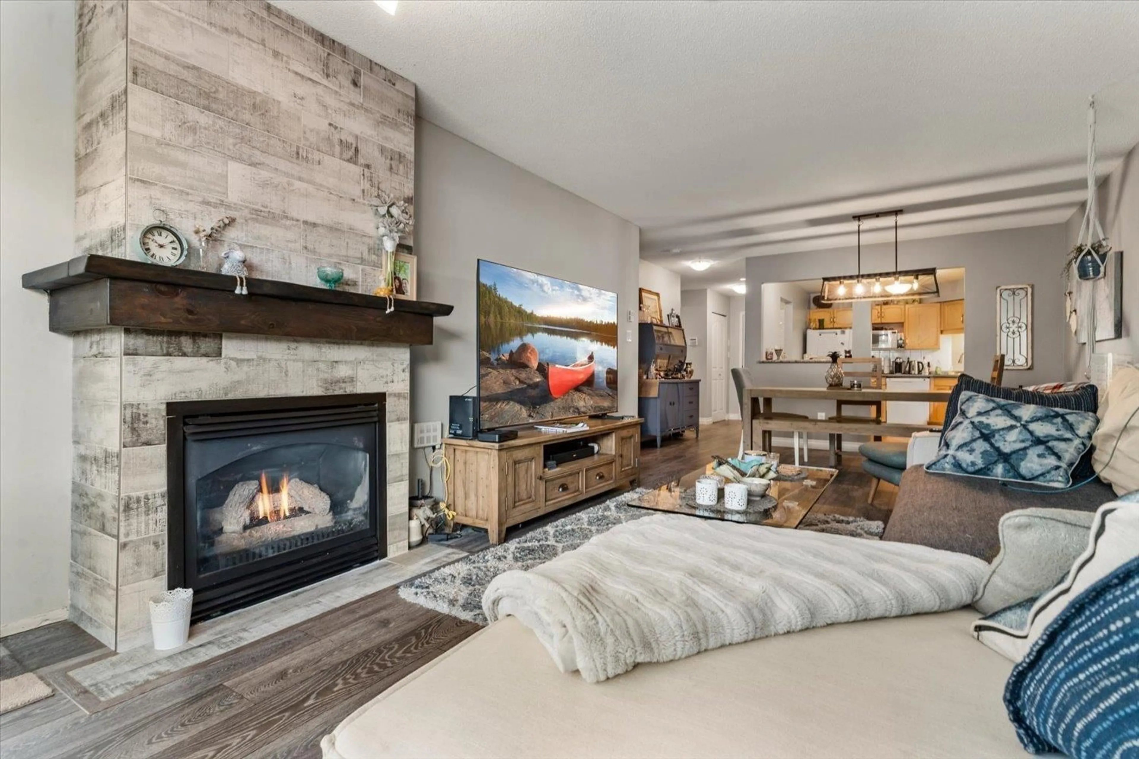 Living room with furniture, wood/laminate floor for 102 - 33280 BOURQUIN CRESCENT EAST, Abbotsford British Columbia V2S7K2