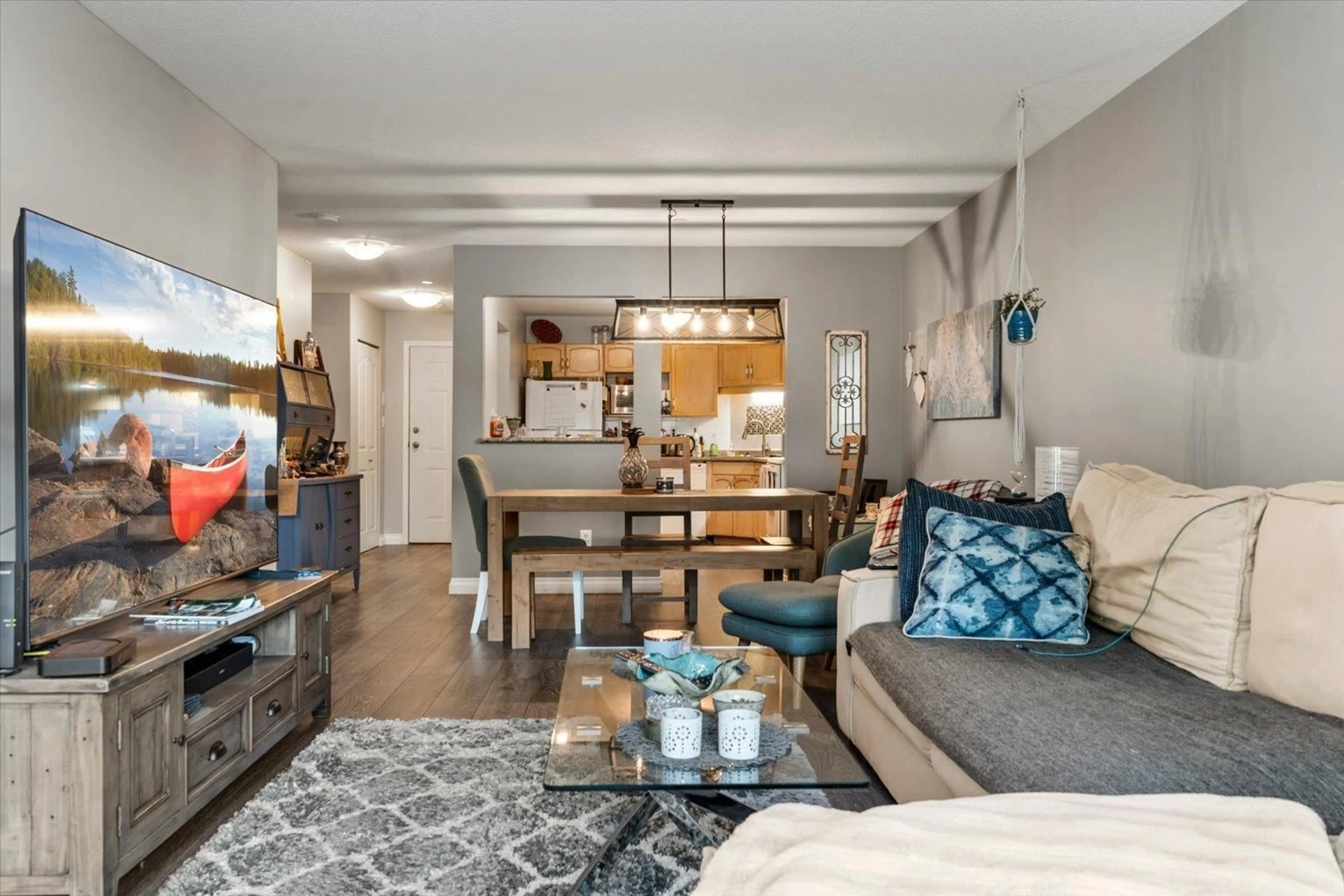 Living room with furniture, unknown for 102 - 33280 BOURQUIN CRESCENT EAST, Abbotsford British Columbia V2S7K2