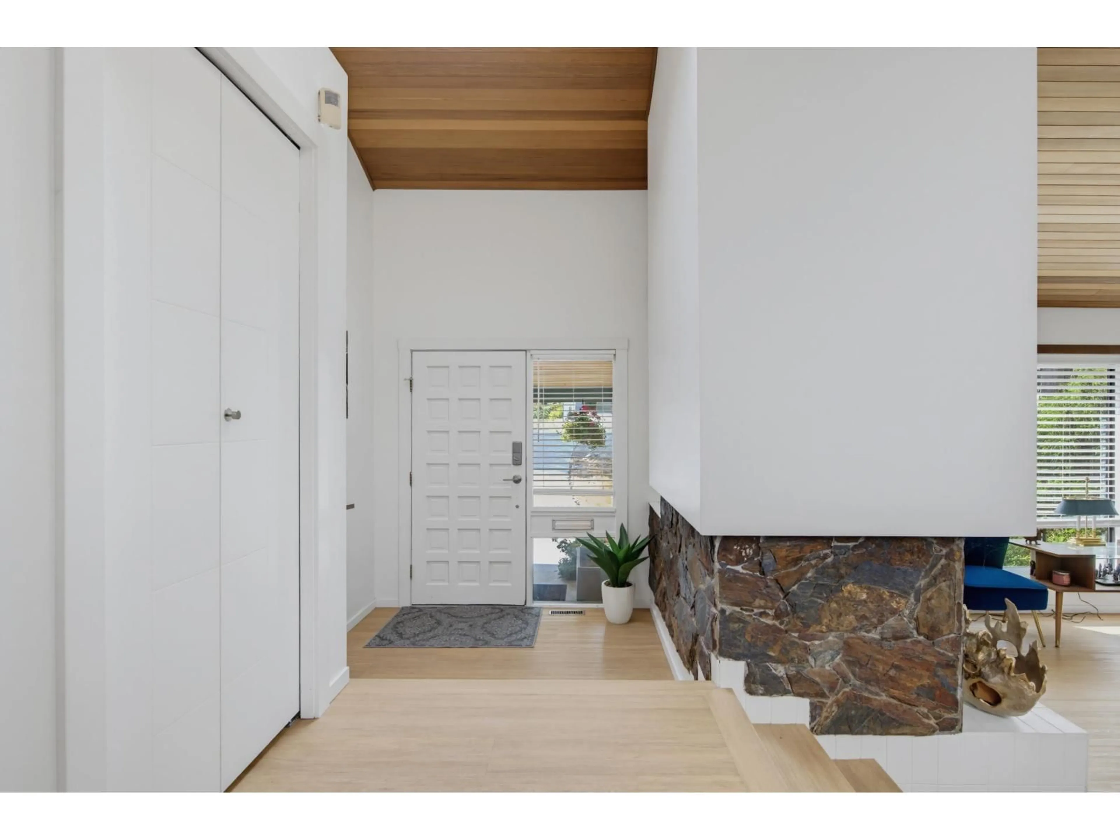 Indoor entryway for 19779 48 AVENUE, Langley British Columbia V3A3L2