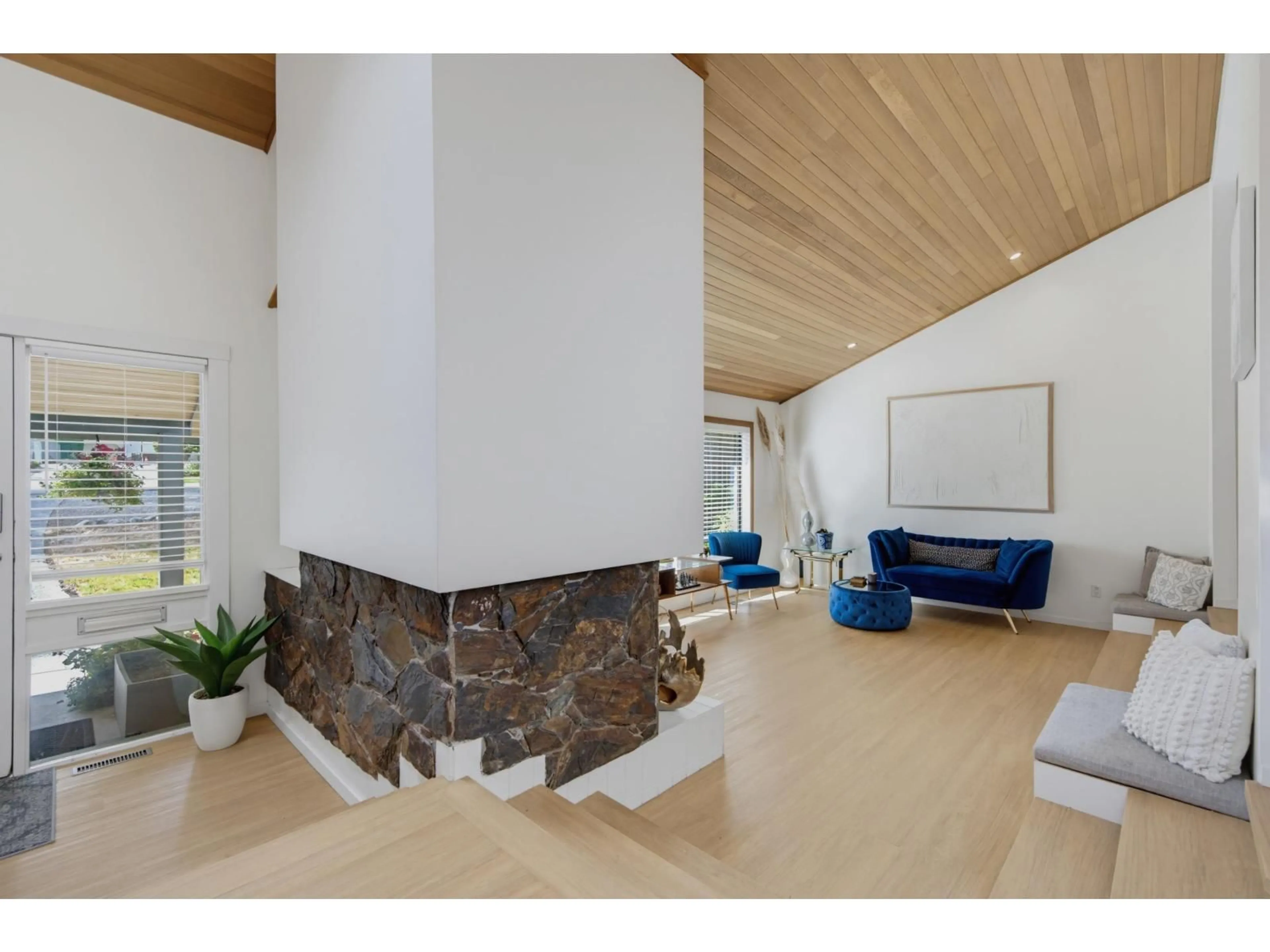 Indoor foyer for 19779 48 AVENUE, Langley British Columbia V3A3L2