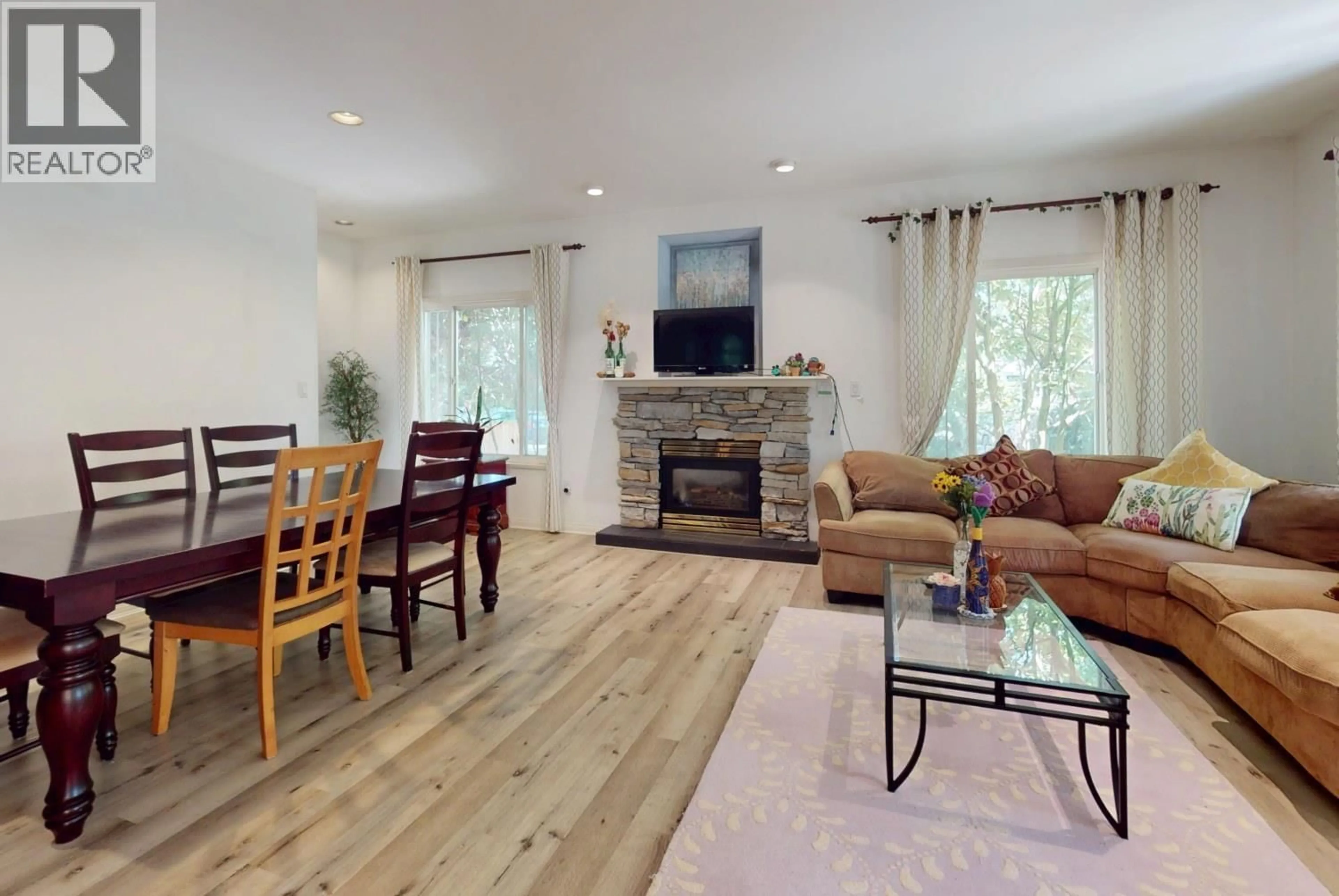 Living room with furniture, wood/laminate floor for 4425 HUDSON STREET, Vancouver British Columbia V6H3B6