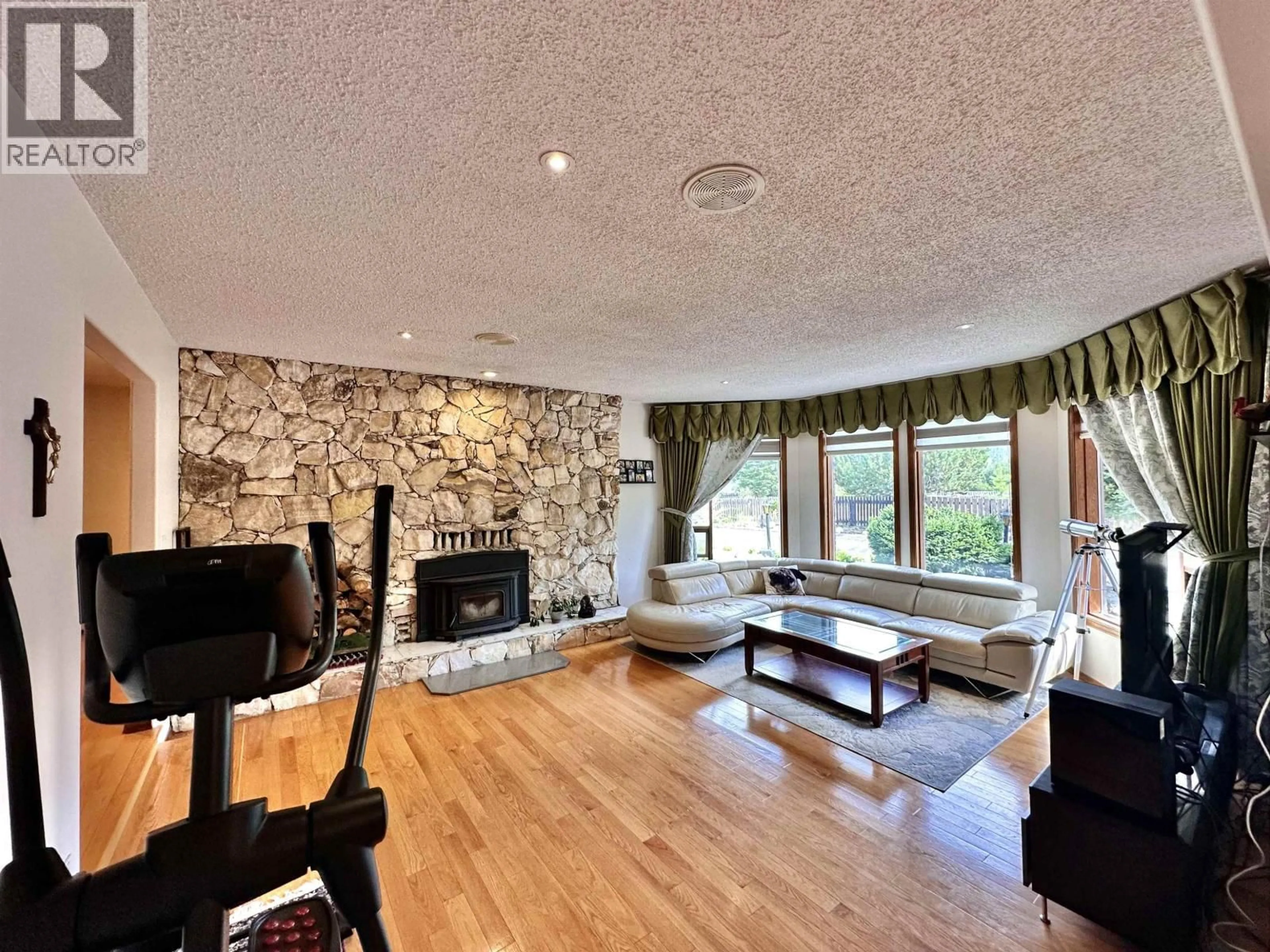Living room with furniture, wood/laminate floor for 1365 5 HIGHWAY, Valemount British Columbia V0E2Z0