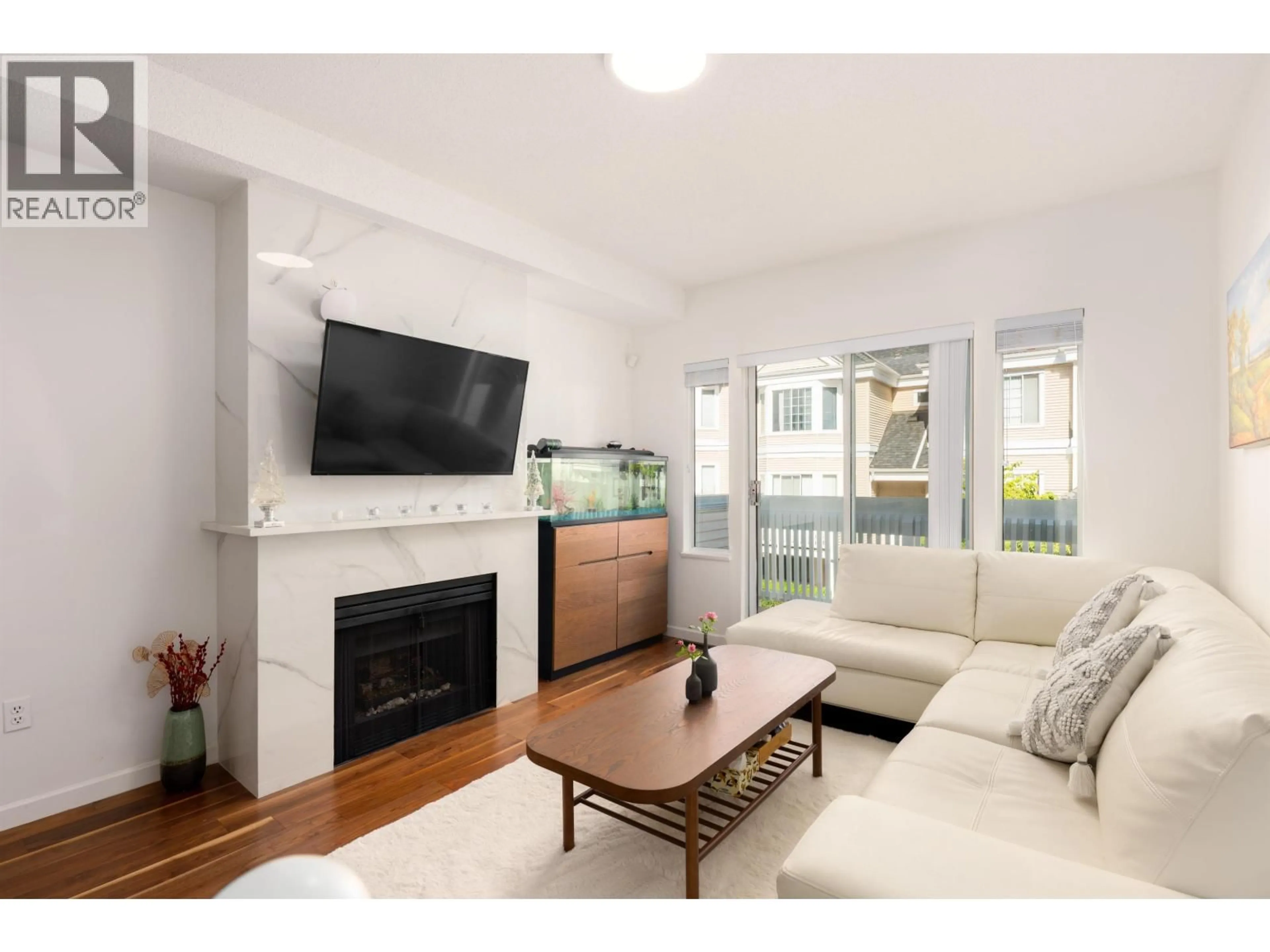 Living room with furniture, wood/laminate floor for 24 - 6700 RUMBLE STREET, Burnaby British Columbia V5E4H7