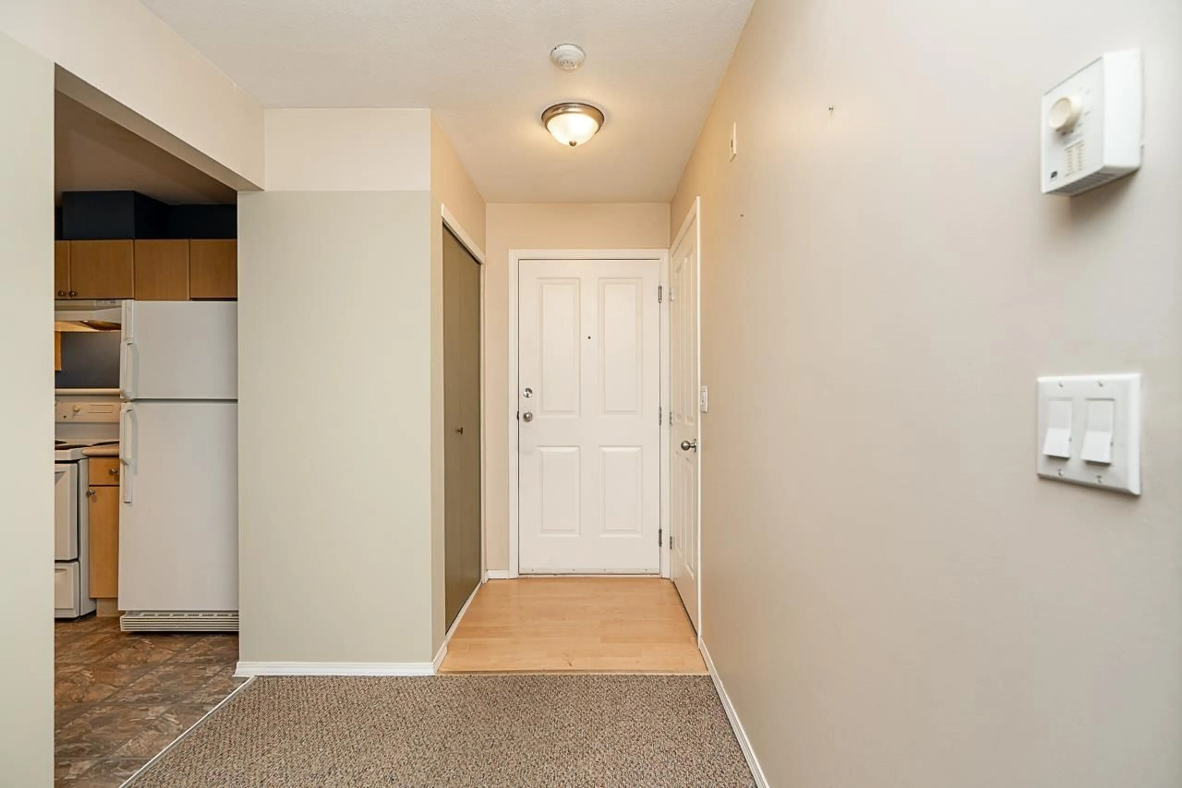 Indoor entryway for 201 - 10186 155 STREET, Surrey British Columbia V3R0R6