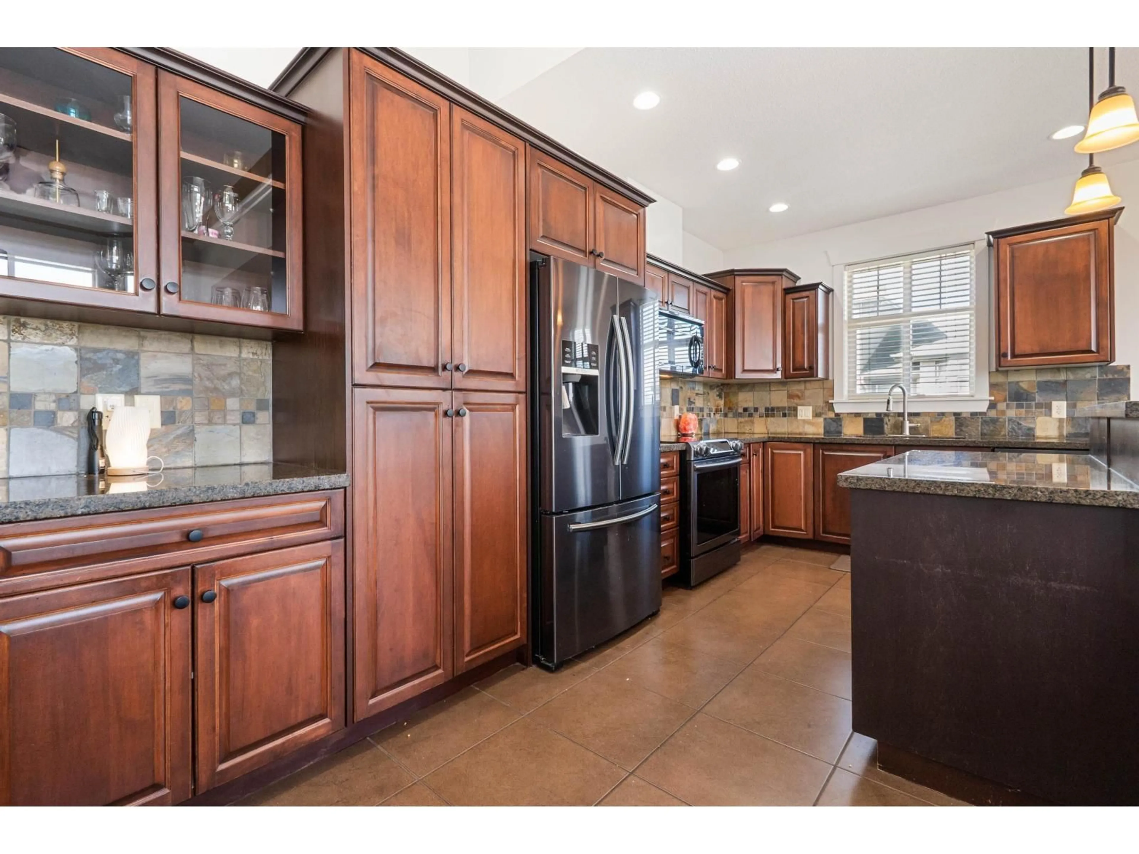 Open concept kitchen, ceramic/tile floor for 401 - 45893 CHESTERFIELD AVENUE, Chilliwack British Columbia V2P1M5